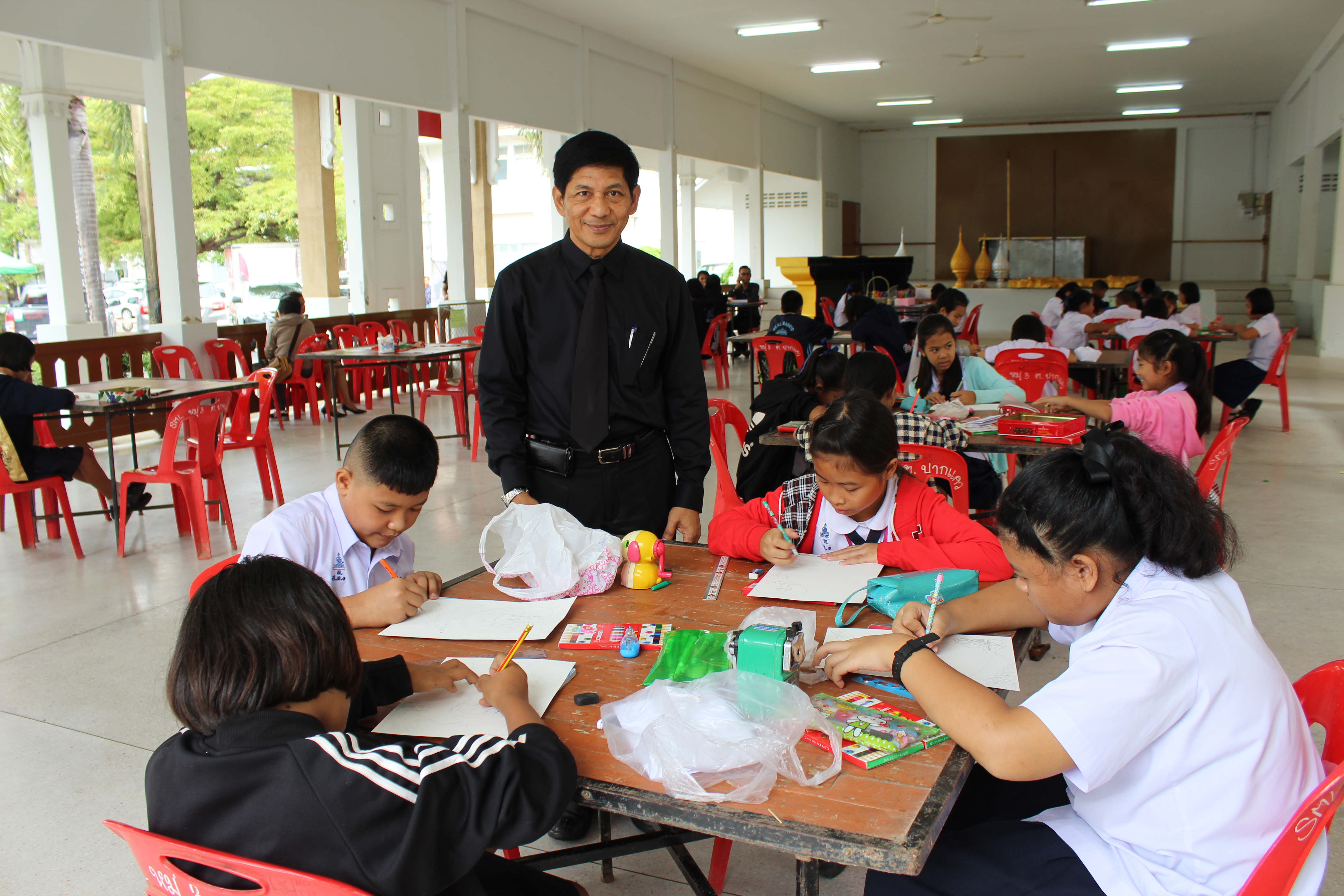 #สุโขทัย ดินแดนแห่งความสุข #จังหวัดสุโขทัยโดยสำนักงานพัฒนาชุมชนจังหวัดสุโขทัย จัดงานมหกรรม “ตามรอยเท้าพ่อ ชุมชนเข้มแข็งด้วยปรัชญาของเศรษฐกิจพอเพียง” วันที่ 11 มกราคม  2560 เวลา 09.00 -12.00 น. การประกวดวาดภาพ (ระดับประถมศึกษา) “พ่อหลวงในดวงใจฉัน” ณ ศาลาอเ