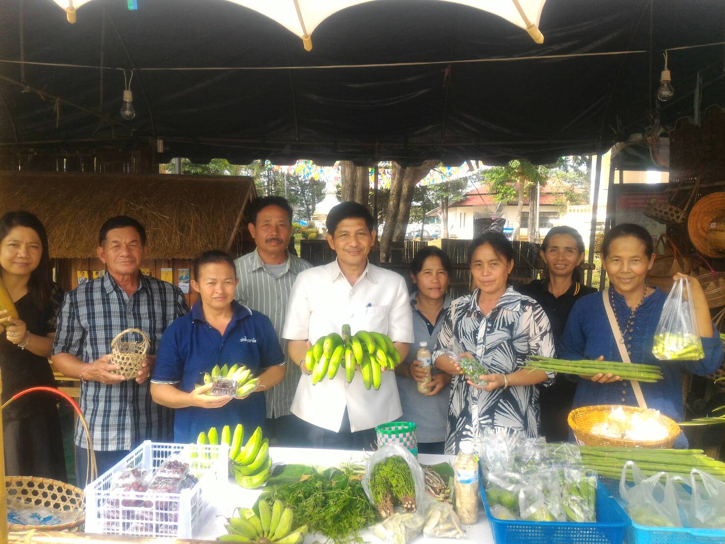 #สุโขทัย ดินแดนแห่งความสุข #วันที่ 13 มกราคม  2560 นายสุวิน  พึ่งเงิน พัฒนาการจังหวัดสุโขทัย ได้เยี่ยมบูธทั้ง 9 อำเภอ บูธสัมมาชีพ  บริเวณที่จำหน่ายสินค้า OTOP ที่จังหวัดสุโขทัยโดยสำนักงานพัฒนาชุมชนจังหวัดสุโขทัย จัดงานมหกรรม “ตามรอยเท้าพ่อ ชุมชนเข้มแข็งด้