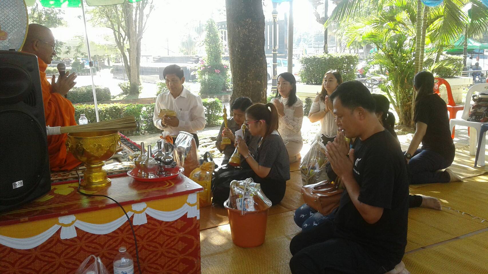 #สุโขทัย ดินแดนแห่งความสุข #วันที่  15  มกราคม  2560  นายสุวิน  พึ่งเงิน  พัฒนาการจังหวัดสุโขทัยพร้อมด้วยครอบครัวและเจ้าหน้าที่พัฒนาชุมชนร่วมทำบุญถวายสังฆทานแด่พระภิกษุสงฆ์ บริเวณศาลพระแม่ย่าและเก้าพระพุทธสุดแผ่นดิน(ข่าวโดยสถานีข่าวพช.CNS จังหวัดสุโขทัย