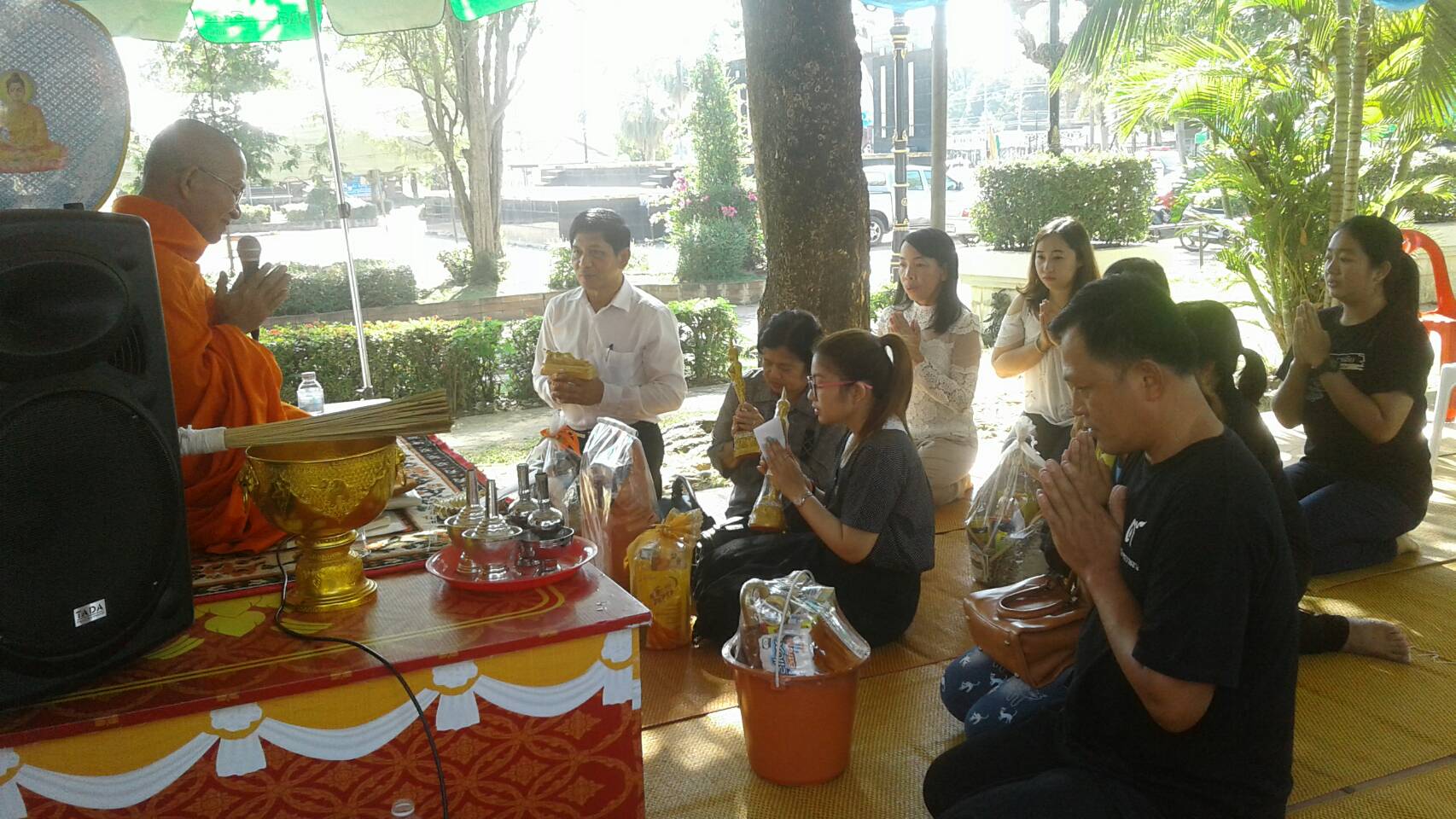 #สุโขทัย ดินแดนแห่งความสุข #วันที่  15  มกราคม  2560  นายสุวิน  พึ่งเงิน  พัฒนาการจังหวัดสุโขทัยพร้อมด้วยครอบครัวและเจ้าหน้าที่พัฒนาชุมชนร่วมทำบุญถวายสังฆทานแด่พระภิกษุสงฆ์ บริเวณศาลพระแม่ย่าและเก้าพระพุทธสุดแผ่นดิน(ข่าวโดยสถานีข่าวพช.CNS จังหวัดสุโขทัย