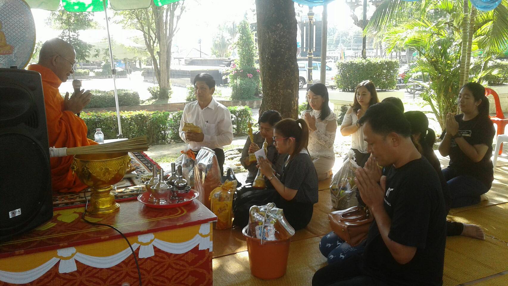 #สุโขทัย ดินแดนแห่งความสุข #วันที่  15  มกราคม  2560  นายสุวิน  พึ่งเงิน  พัฒนาการจังหวัดสุโขทัยพร้อมด้วยครอบครัวและเจ้าหน้าที่พัฒนาชุมชนร่วมทำบุญถวายสังฆทานแด่พระภิกษุสงฆ์ บริเวณศาลพระแม่ย่าและเก้าพระพุทธสุดแผ่นดิน(ข่าวโดยสถานีข่าวพช.CNS จังหวัดสุโขทัย