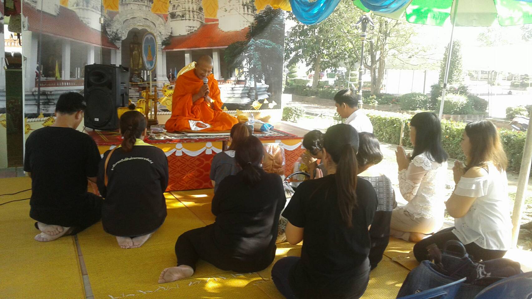 #สุโขทัย ดินแดนแห่งความสุข #วันที่  15  มกราคม  2560  นายสุวิน  พึ่งเงิน  พัฒนาการจังหวัดสุโขทัยพร้อมด้วยครอบครัวและเจ้าหน้าที่พัฒนาชุมชนร่วมทำบุญถวายสังฆทานแด่พระภิกษุสงฆ์ บริเวณศาลพระแม่ย่าและเก้าพระพุทธสุดแผ่นดิน(ข่าวโดยสถานีข่าวพช.CNS จังหวัดสุโขทัย