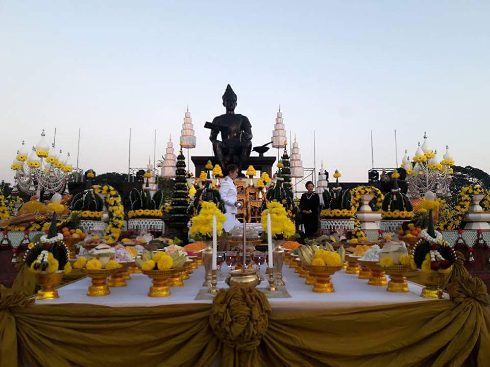 #สุโขทัย ดินแดนแห่งความสุข #เช้าวันนี้ (17 มกราคม 2560 ) ที่บริเวณพระบรมราชนุสาวรีย์พ่อขุนรามคำแหงมหาราช ภายในอุทยานประวัติศาสตร์สุโขทัย นายปิติ แก้วสลับสี ผู้ว่าราชการจังหวัดสุโขทัย นำข้าราชการ พ่อค้า ประชาชน นักเรียน นักศึกษาในพื้นที่จังหวัดสุโขทัย ร่ว