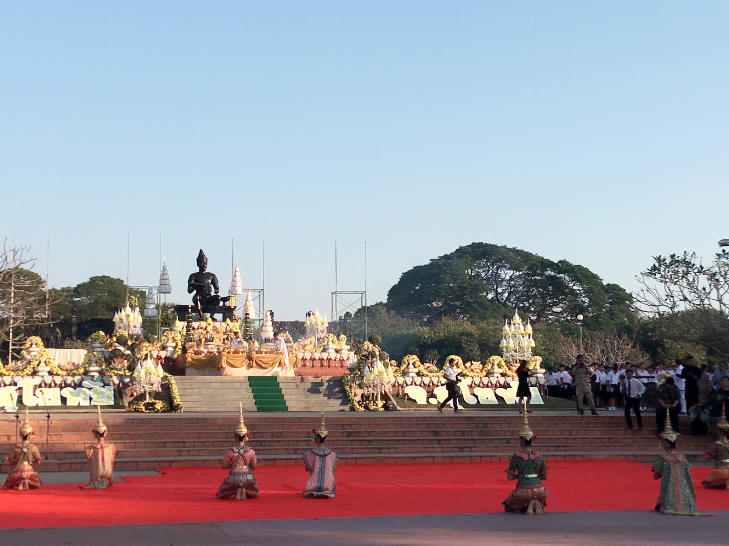 #สุโขทัย ดินแดนแห่งความสุข #เช้าวันนี้ (17 มกราคม 2560 ) ที่บริเวณพระบรมราชนุสาวรีย์พ่อขุนรามคำแหงมหาราช ภายในอุทยานประวัติศาสตร์สุโขทัย นายปิติ แก้วสลับสี ผู้ว่าราชการจังหวัดสุโขทัย นำข้าราชการ พ่อค้า ประชาชน นักเรียน นักศึกษาในพื้นที่จังหวัดสุโขทัย ร่ว