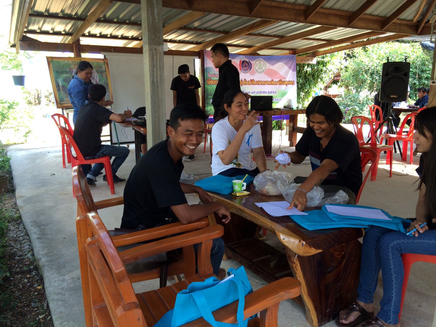 #สุโขทัย ดินแดนแห่งความสุข #  วันนี้ 17 มกราคม  2560 สำนักงานพัฒนาชุมชนจังหวัดสุโขทัย ดำเนินโครงการพัฒนาผู้นำชุมชนรุ่นใหม่สืบสานงานสัมมาชีพชุมชน ระหว่างวันที่ 17-19 ม.ค. 60 ณ ศูนย์เรียนรู้เศรษฐกิจพอเพียงผู้ใหญ่กฐิน แสงมี บ้านวังไผ่สูง ม.8 ต.กงไกรลาศ จ.สุโ