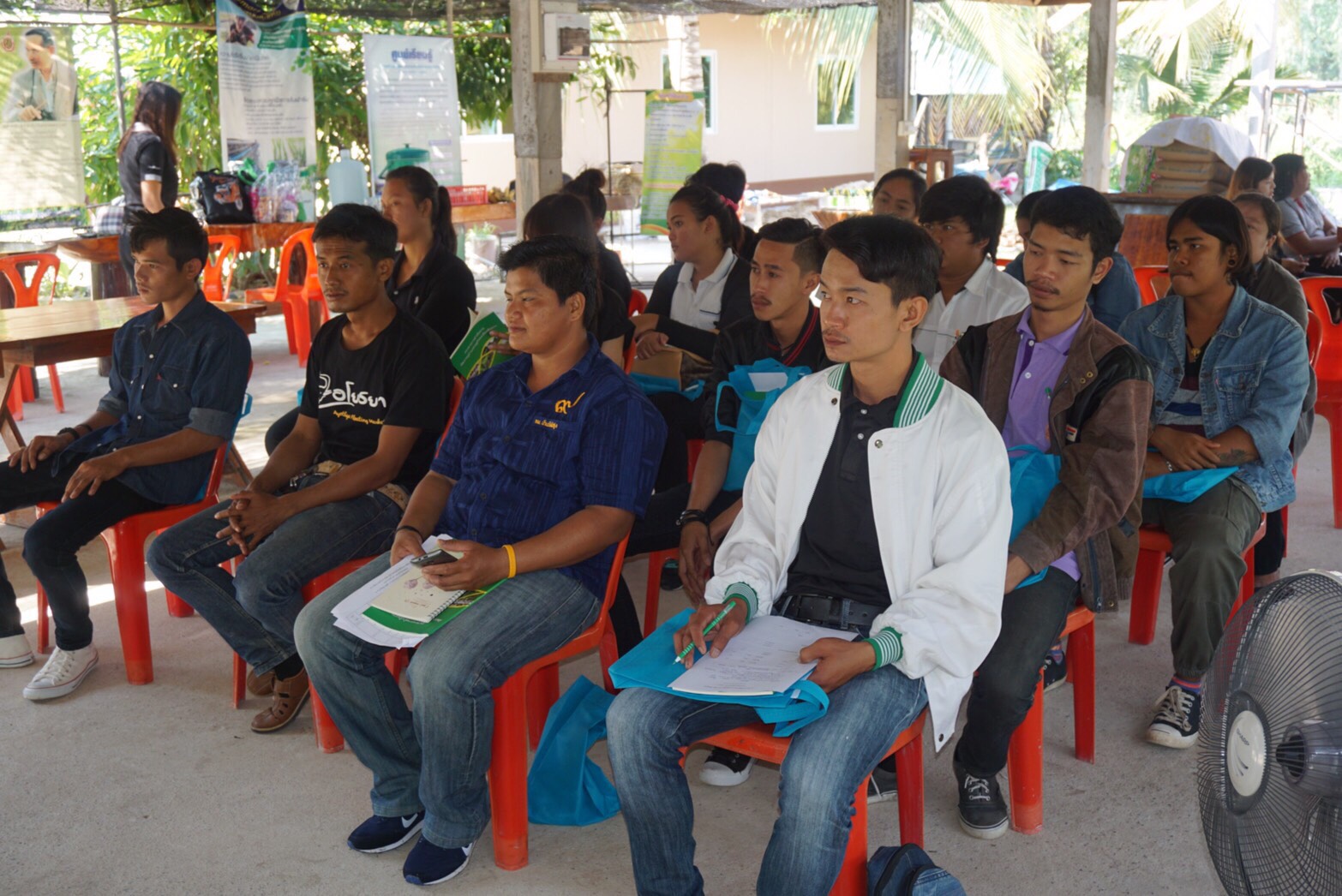 #สุโขทัย ดินแดนแห่งความสุข #  วันนี้ 17 มกราคม  2560 สำนักงานพัฒนาชุมชนจังหวัดสุโขทัย ดำเนินโครงการพัฒนาผู้นำชุมชนรุ่นใหม่สืบสานงานสัมมาชีพชุมชน ระหว่างวันที่ 17-19 ม.ค. 60 ณ ศูนย์เรียนรู้เศรษฐกิจพอเพียงผู้ใหญ่กฐิน แสงมี บ้านวังไผ่สูง ม.8 ต.กงไกรลาศ จ.สุโ