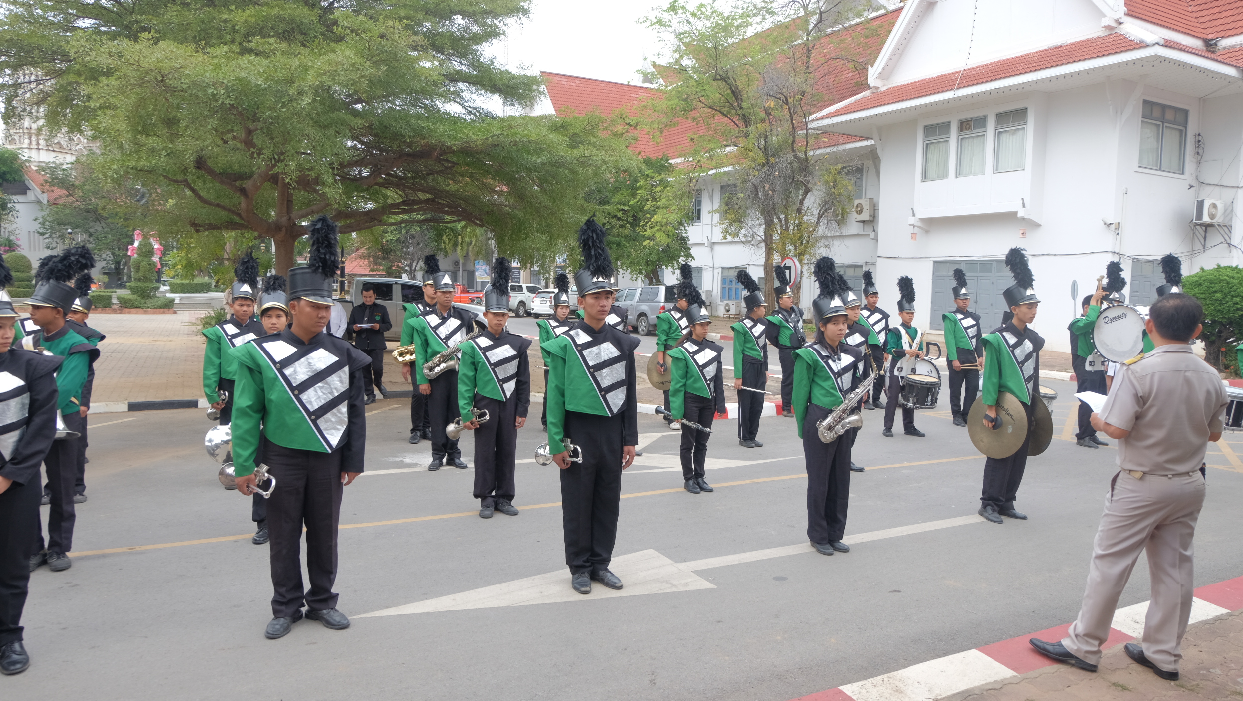 #สุโขทัย ดินแดนแห่งความสุข # วันนี้ (18 ม.ค. 60) เวลา 08.30 น.  ณ อาคารอเนกประสงค์    นายประนทต์  ปัจฉิม หัวหน้ากลุ่มงานส่งเสริมการพัฒนาชุมชน พร้อมด้วยข้าราชการสังกัดสำนักงานพัฒนาชุมชนจังหวัดสุโขทัย  ร่วมงานรัฐพิธีวันยุทธหัตถีของสมเด็จพระนเรศวรมหาราช โดยม