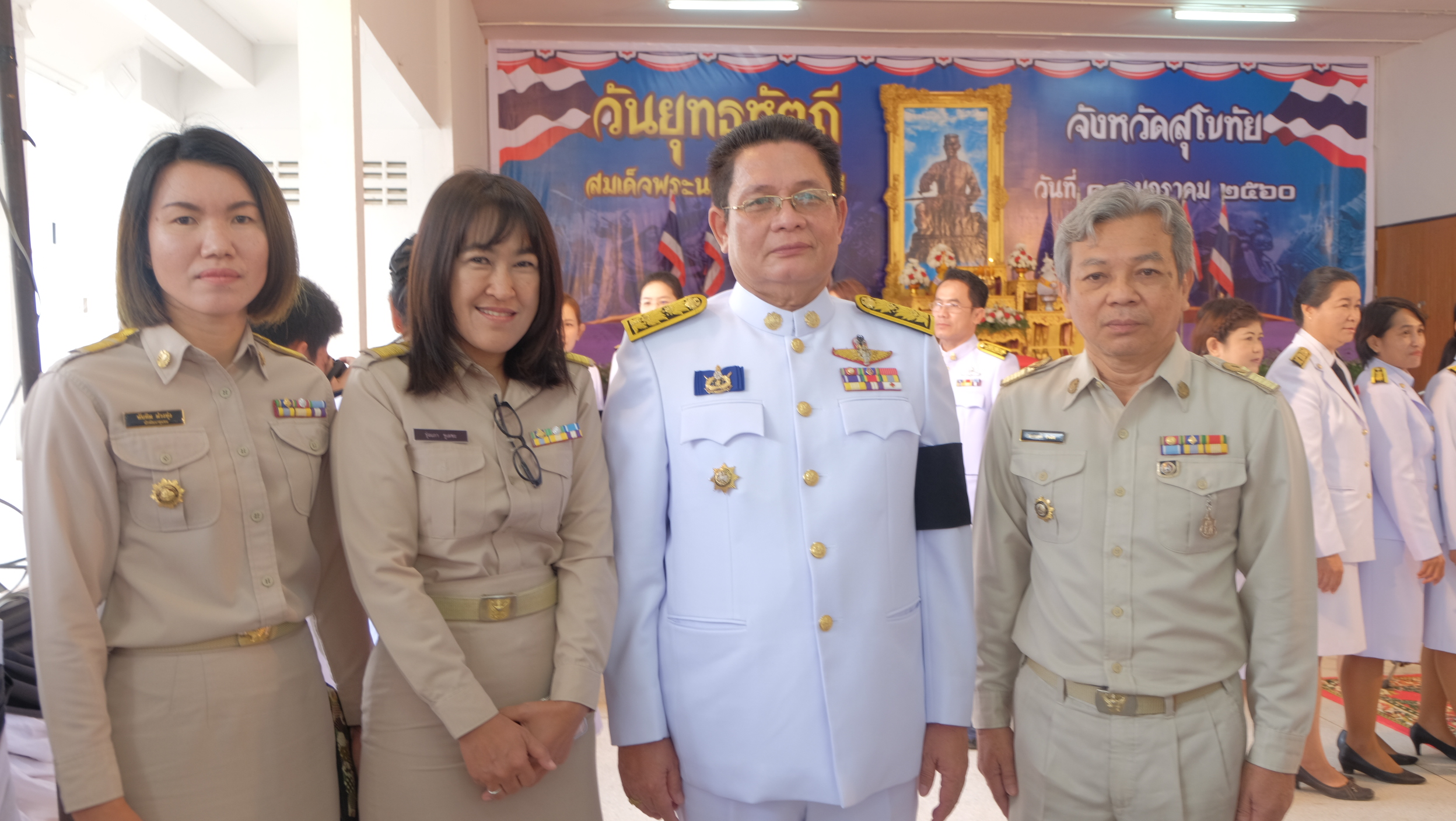 #สุโขทัย ดินแดนแห่งความสุข # วันนี้ (18 ม.ค. 60) เวลา 08.30 น.  ณ อาคารอเนกประสงค์    นายประนทต์  ปัจฉิม หัวหน้ากลุ่มงานส่งเสริมการพัฒนาชุมชน พร้อมด้วยข้าราชการสังกัดสำนักงานพัฒนาชุมชนจังหวัดสุโขทัย  ร่วมงานรัฐพิธีวันยุทธหัตถีของสมเด็จพระนเรศวรมหาราช โดยม