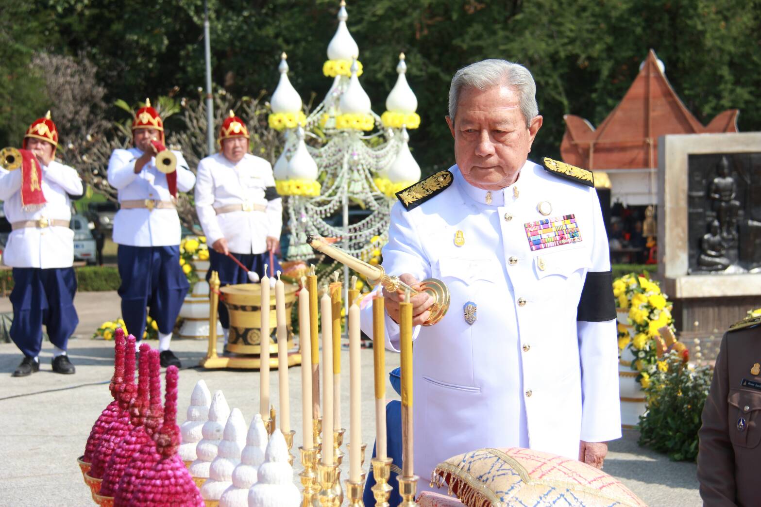 #สุโขทัย ดินแดนแห่งความสุข #เมื่อวันที่ 17 มกราคม 2560 ผู้แทนพระองค์วางพานพุ่มดอกไม้ถวายราชสักการะพ่อขุนรามคำแหงมหาราช ในงานรัฐพิธี“วันพ่อขุนรามคำแหงมหาราช”ประจำปี 2560
สมเด็จพระเจ้าอยู่หัวฯ ทรงกรุณาโปรดเกล้าฯ ให้ พลเอกสุรยุทธ์ จุลานนท์ องคมนตรี เป็นผู้