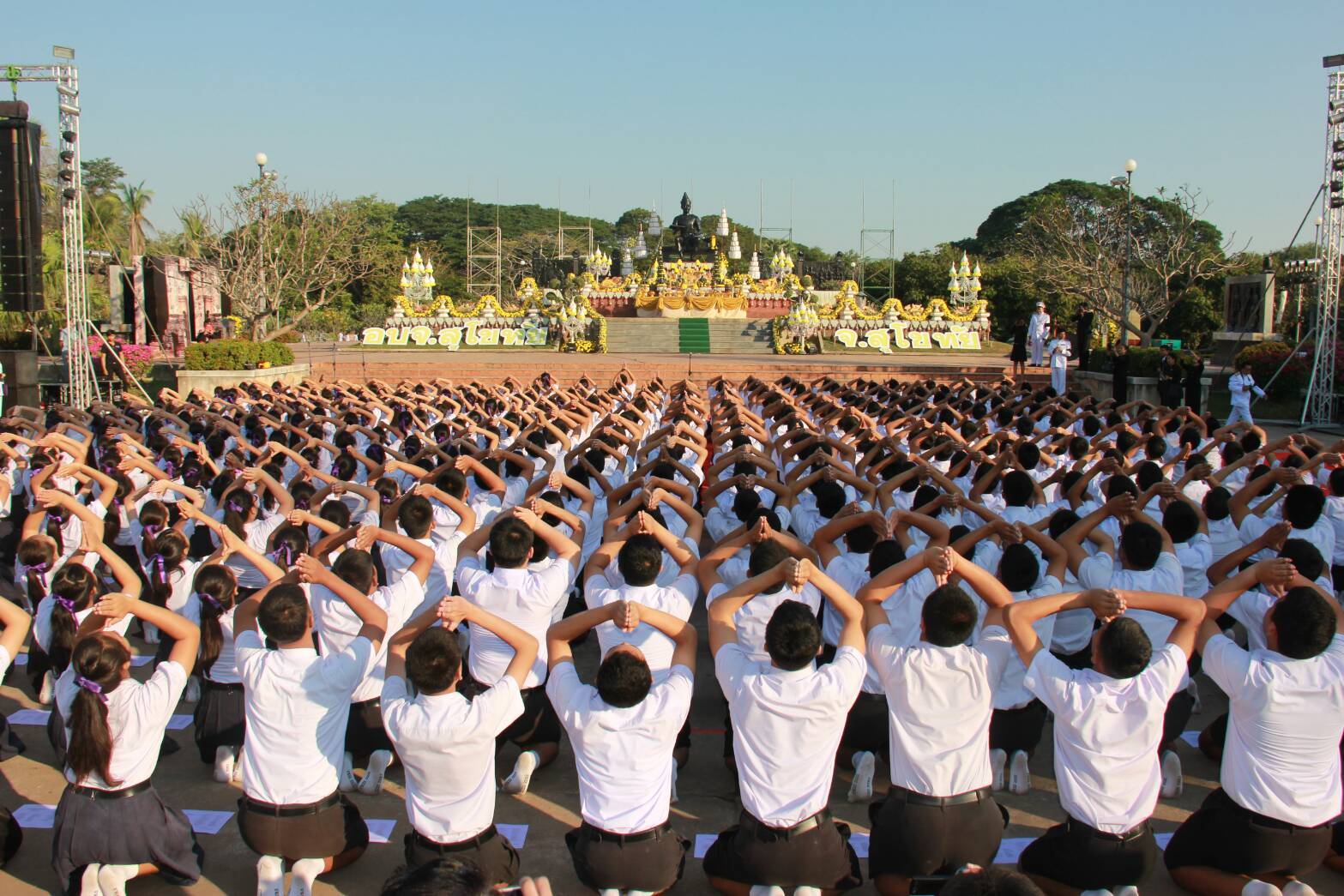 #สุโขทัย ดินแดนแห่งความสุข #เมื่อวันที่ 17 มกราคม 2560 ผู้แทนพระองค์วางพานพุ่มดอกไม้ถวายราชสักการะพ่อขุนรามคำแหงมหาราช ในงานรัฐพิธี“วันพ่อขุนรามคำแหงมหาราช”ประจำปี 2560
สมเด็จพระเจ้าอยู่หัวฯ ทรงกรุณาโปรดเกล้าฯ ให้ พลเอกสุรยุทธ์ จุลานนท์ องคมนตรี เป็นผู้