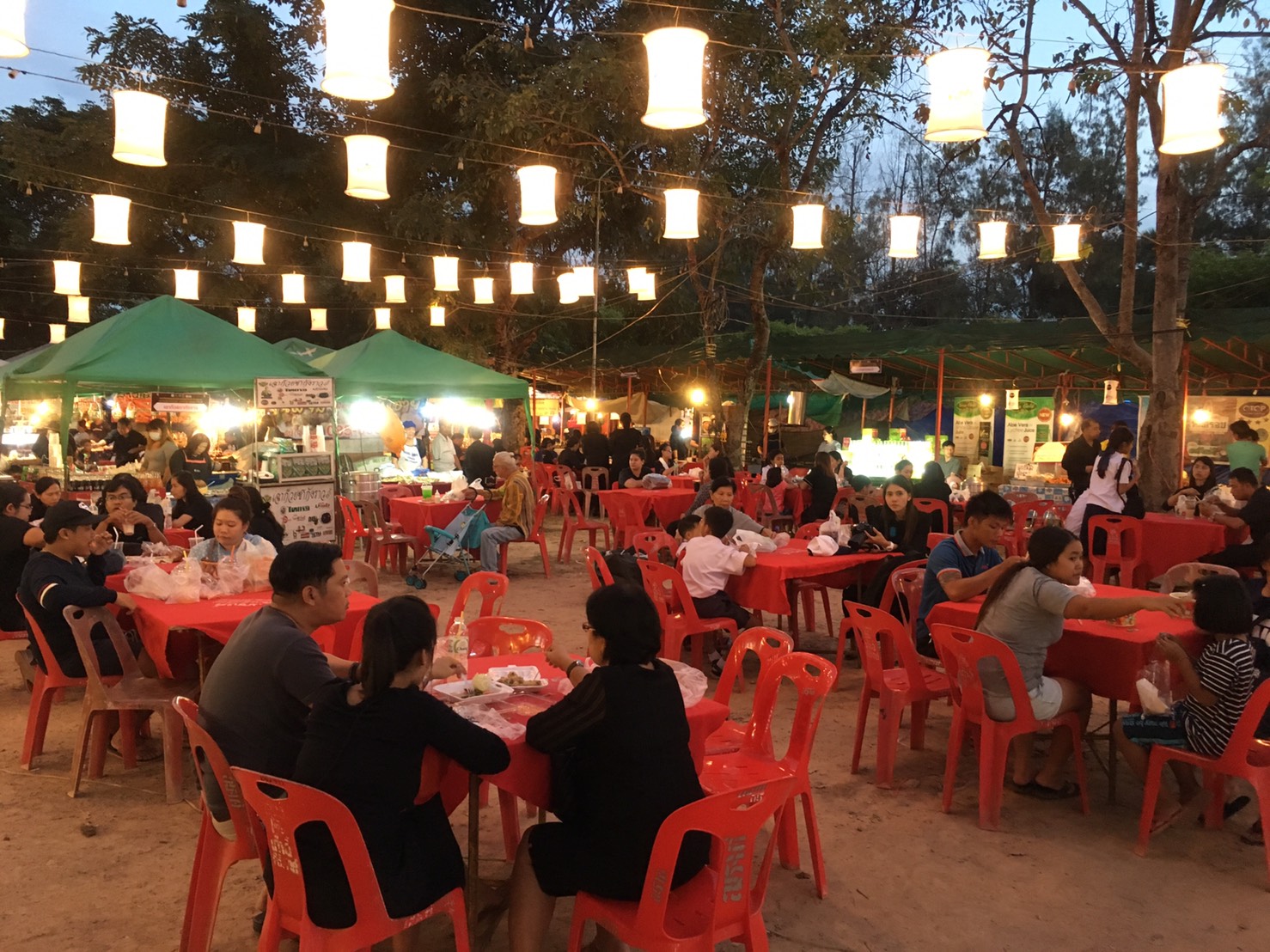 #สุโขทัย ดินแดนแห่งความสุข #เมื่อวันที่ 17 มกราคม 2560  สำนักงานพัฒนาชุมชนจังหวัดสุโขทัย และบริษัทประชารัฐรักสามัคคีสุโขทัย(วิสาหกิจเพื่อสังคม) จำกัด จัดสถานที่ให้เครือข่ายโอทอปสุโขทัยและจังหวัดใกล้เคียงจำหน่ายผลิตภัณฑ์ชุมชนให้แก่ประชาชนที่เดินทางมาเที่ย