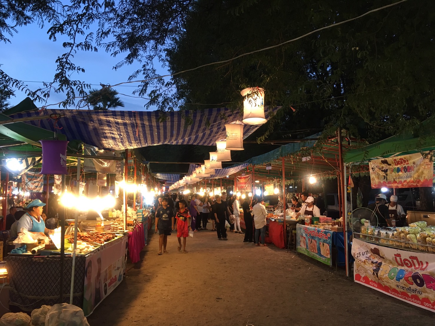 #สุโขทัย ดินแดนแห่งความสุข #เมื่อวันที่ 17 มกราคม 2560  สำนักงานพัฒนาชุมชนจังหวัดสุโขทัย และบริษัทประชารัฐรักสามัคคีสุโขทัย(วิสาหกิจเพื่อสังคม) จำกัด จัดสถานที่ให้เครือข่ายโอทอปสุโขทัยและจังหวัดใกล้เคียงจำหน่ายผลิตภัณฑ์ชุมชนให้แก่ประชาชนที่เดินทางมาเที่ย