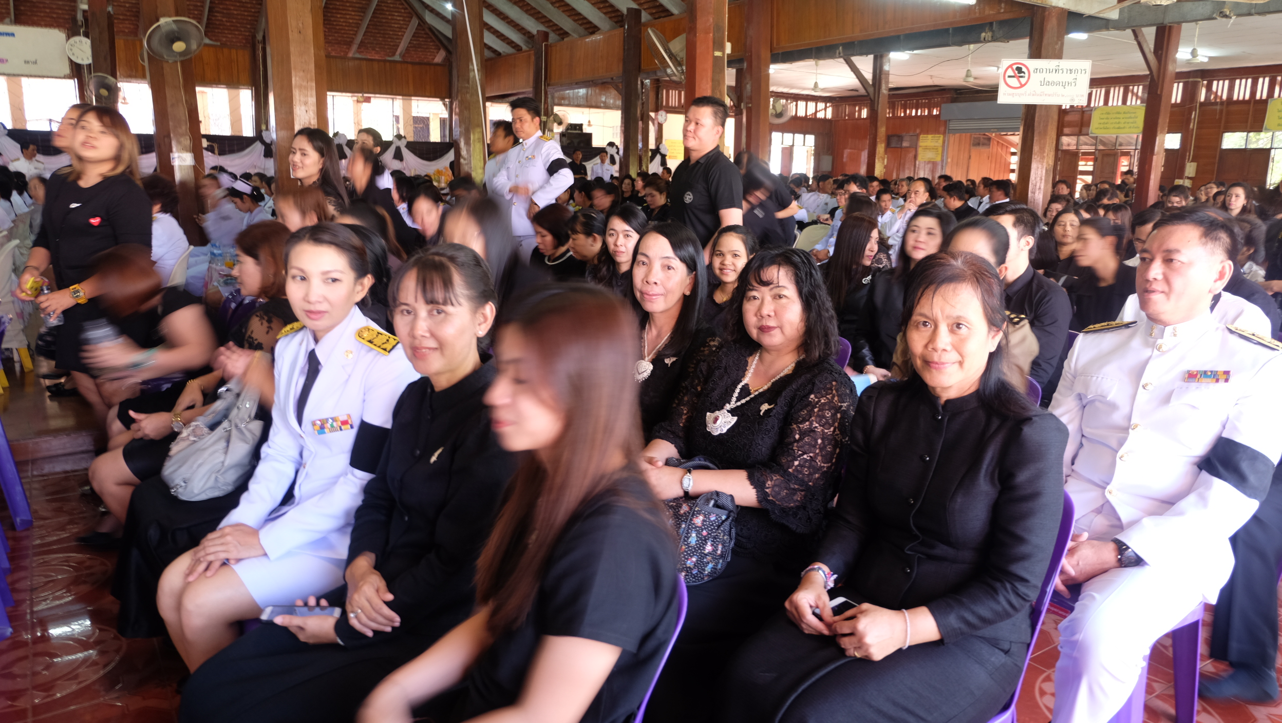 #สุโขทัย ดินแดนแห่งความสุข #วันนี้ 20 มกราคม 2560 เวลา 15.52 น. ที่วัดไทยชุมพล อ.เมือง จ.สุโขทัย จัดพิธีบำเพ็ญกุศลสตมวาร ( 100 วัน ) และพิธีสวดพระอภิธรรม พระบรมศพ เพื่อถวายเป็นพระราชกุศล พระบาทสมเด็จพระปรมินทรมหาภูมิพลอดุลยเดช โดยมีพระราชวิมลเมธี เจ้าคณะจ