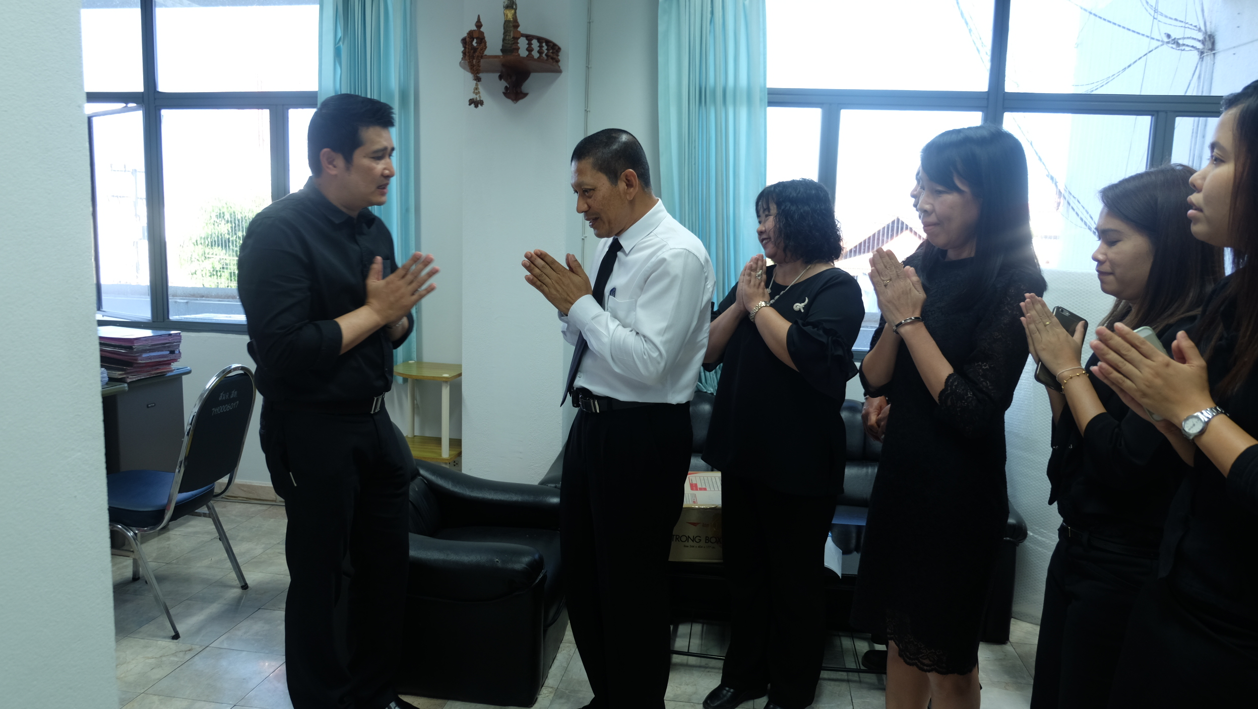 #สุโขทัย ดินแดนแห่งความสุข #วันที่ 26 มกราคม  2560 เวลา 16.10 น. นายสุวิน  พึ่งเงิน  พัฒนาการจังหวัดสุโขทัย พร้อมด้วยนักวิชาการพัฒนาชุมชน สำนักงานพัฒนาชุมชนจังหวัดสุโขทัย เข้าอวยพรนายชัยณรงค์  วงศ์ใหญ่    หัวหน้าสำนักงานจังหวัดสุโขทัย ได้เดินทางไปรับตำแห