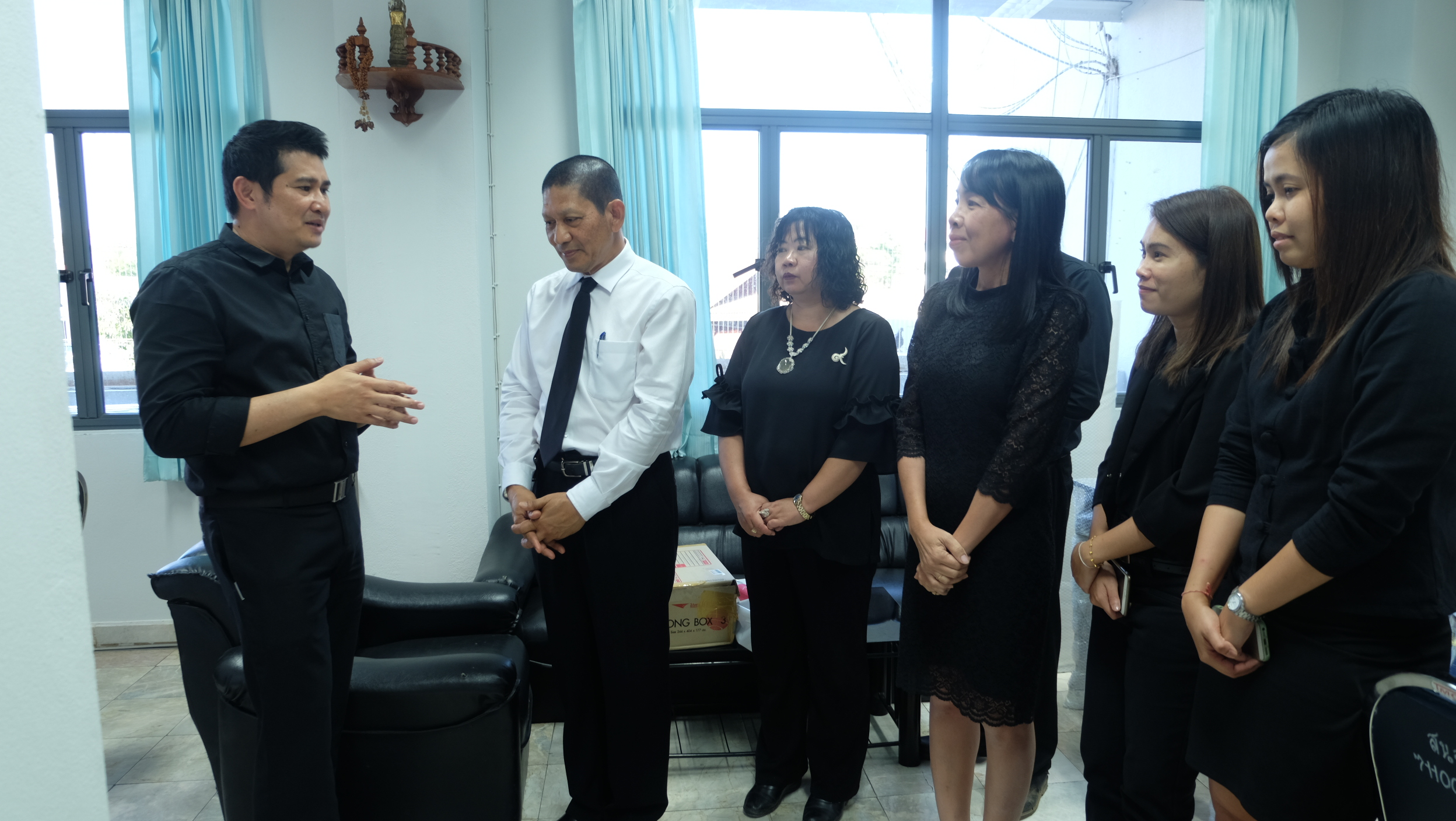 #สุโขทัย ดินแดนแห่งความสุข #วันที่ 26 มกราคม  2560 เวลา 16.10 น. นายสุวิน  พึ่งเงิน  พัฒนาการจังหวัดสุโขทัย พร้อมด้วยนักวิชาการพัฒนาชุมชน สำนักงานพัฒนาชุมชนจังหวัดสุโขทัย เข้าอวยพรนายชัยณรงค์  วงศ์ใหญ่    หัวหน้าสำนักงานจังหวัดสุโขทัย ได้เดินทางไปรับตำแห