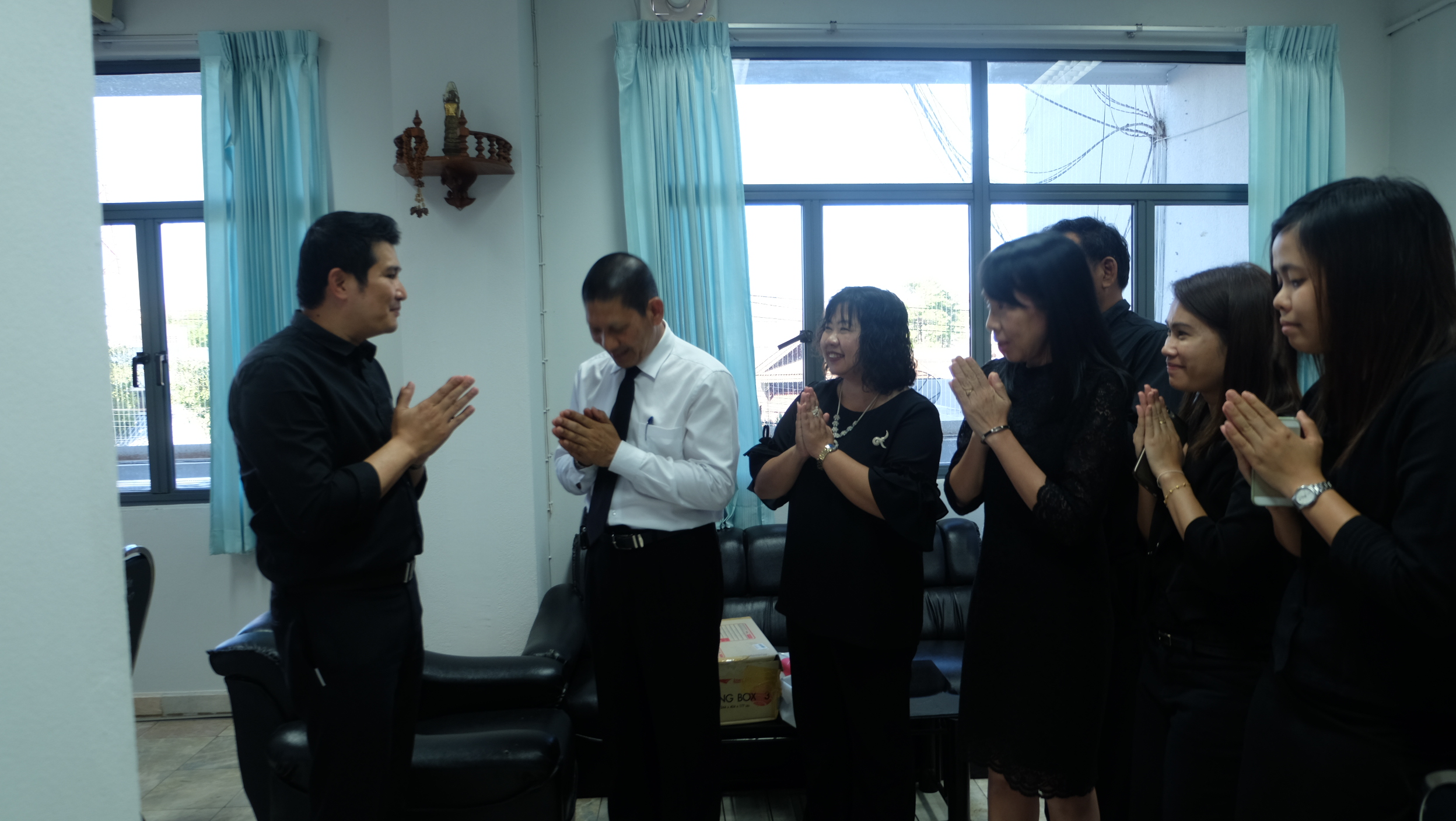 #สุโขทัย ดินแดนแห่งความสุข #วันที่ 26 มกราคม  2560 เวลา 16.10 น. นายสุวิน  พึ่งเงิน  พัฒนาการจังหวัดสุโขทัย พร้อมด้วยนักวิชาการพัฒนาชุมชน สำนักงานพัฒนาชุมชนจังหวัดสุโขทัย เข้าอวยพรนายชัยณรงค์  วงศ์ใหญ่    หัวหน้าสำนักงานจังหวัดสุโขทัย ได้เดินทางไปรับตำแห