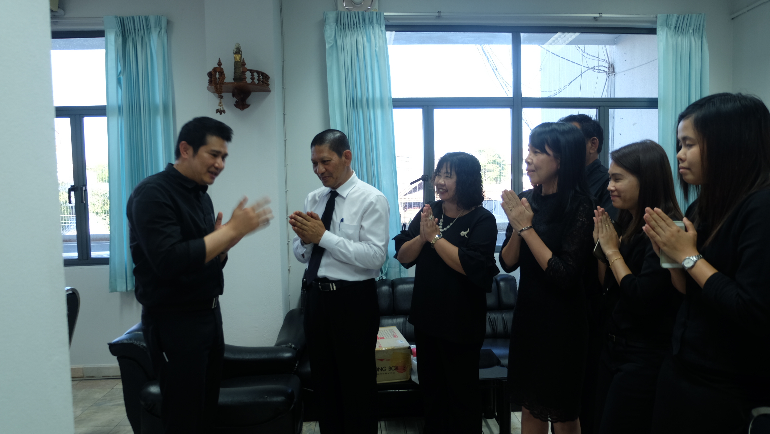 #สุโขทัย ดินแดนแห่งความสุข #วันที่ 26 มกราคม  2560 เวลา 16.10 น. นายสุวิน  พึ่งเงิน  พัฒนาการจังหวัดสุโขทัย พร้อมด้วยนักวิชาการพัฒนาชุมชน สำนักงานพัฒนาชุมชนจังหวัดสุโขทัย เข้าอวยพรนายชัยณรงค์  วงศ์ใหญ่    หัวหน้าสำนักงานจังหวัดสุโขทัย ได้เดินทางไปรับตำแห