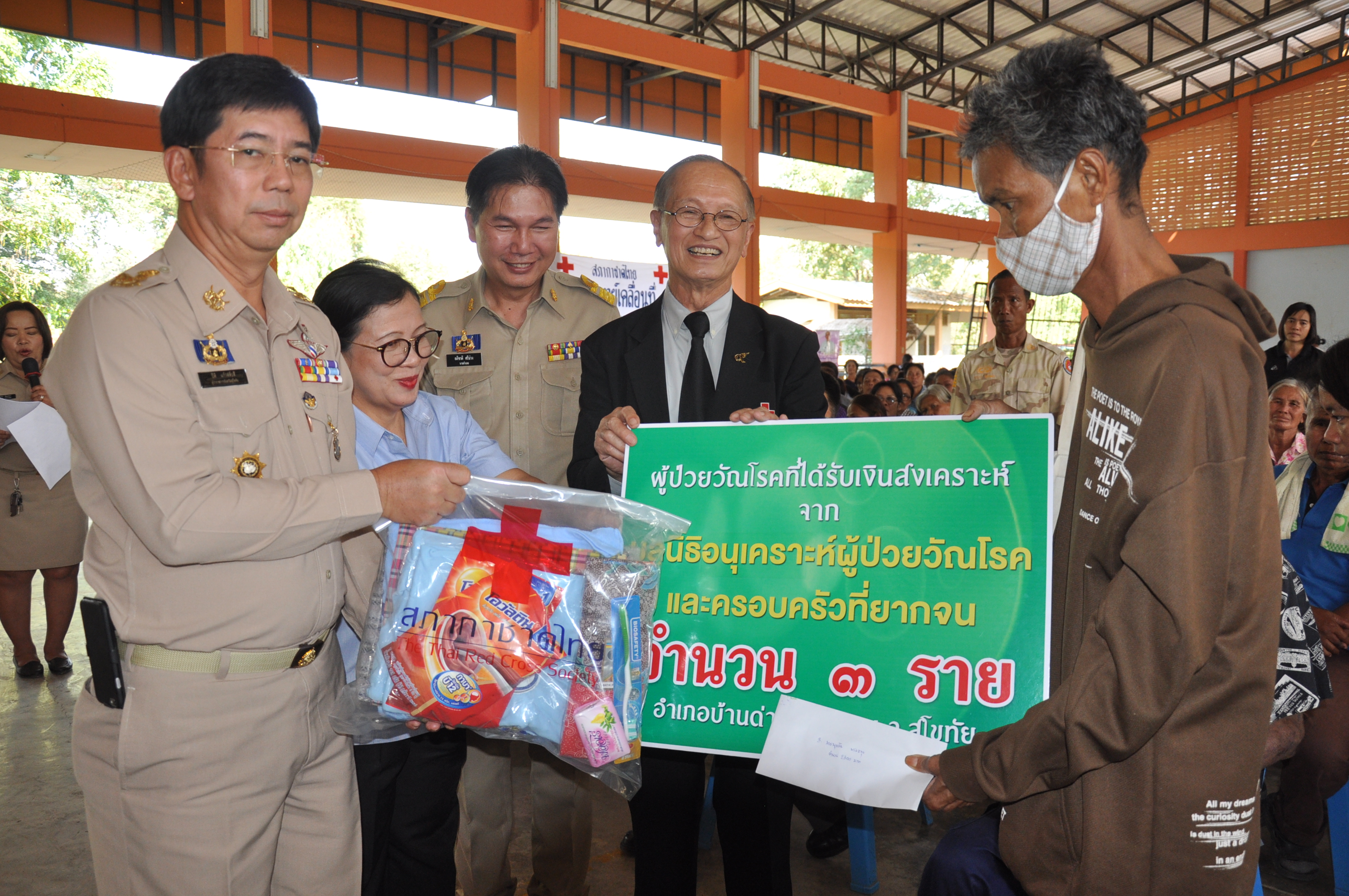 #สุโขทัย ดินแดนแห่งความสุข #สำนักงานบรรเทาทุกข์และประชานามัยพิทักษ์ สภากาชาดไทย ออกหน่วยแพทย์เคลื่อนที่ ช่วยเหลือประชาชนที่จังหวัดสุโขทัย
   วันนี้(30 มกราคม 60)  เวลา 13.00 น. พลโท นายแพทย์อำนาจ  บาลี  ผู้อำนวยการสำนักงานบรรเทาทุกข์และประชานามัยพิทักษ์