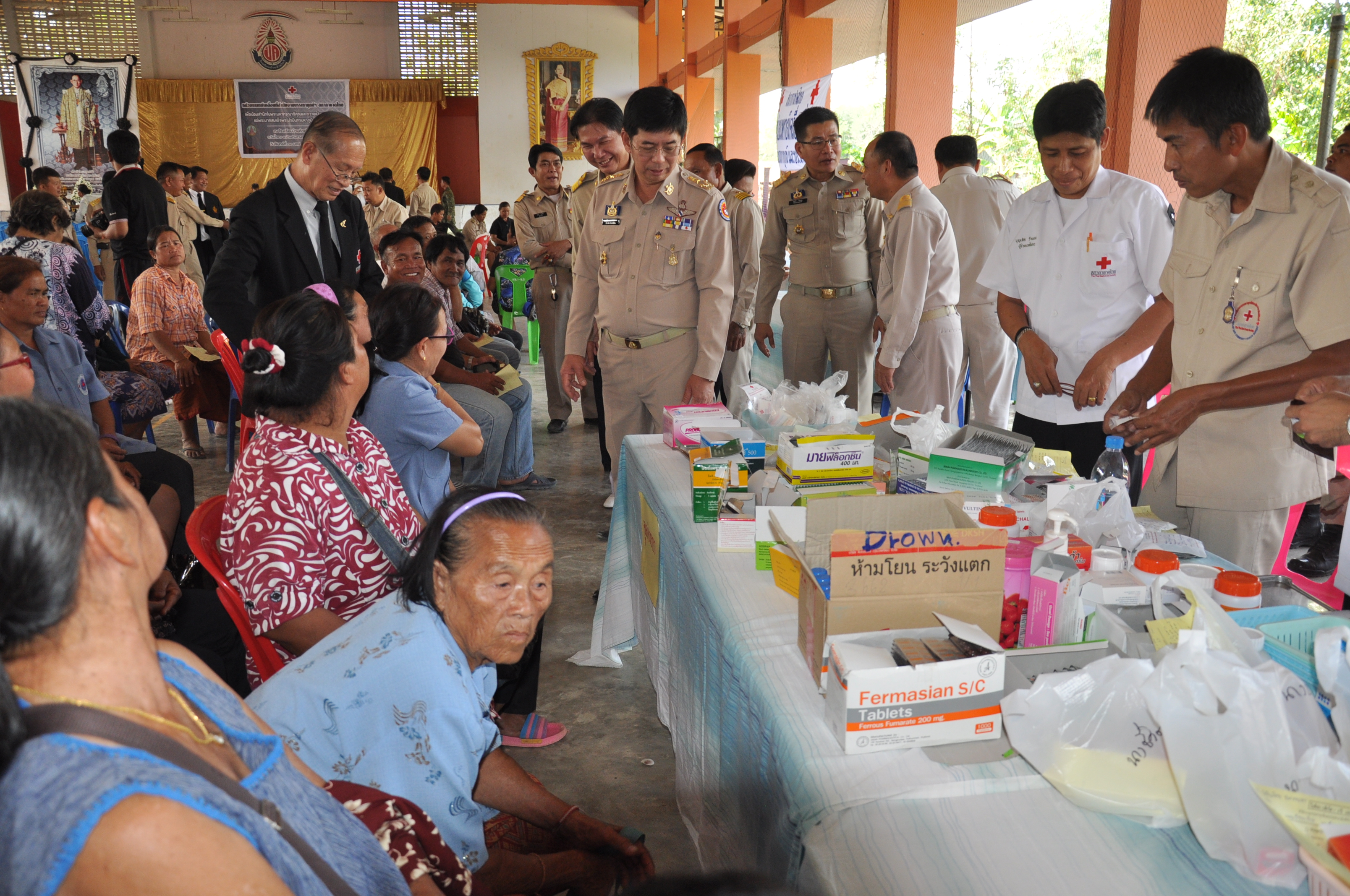 #สุโขทัย ดินแดนแห่งความสุข #สำนักงานบรรเทาทุกข์และประชานามัยพิทักษ์ สภากาชาดไทย ออกหน่วยแพทย์เคลื่อนที่ ช่วยเหลือประชาชนที่จังหวัดสุโขทัย
   วันนี้(30 มกราคม 60)  เวลา 13.00 น. พลโท นายแพทย์อำนาจ  บาลี  ผู้อำนวยการสำนักงานบรรเทาทุกข์และประชานามัยพิทักษ์