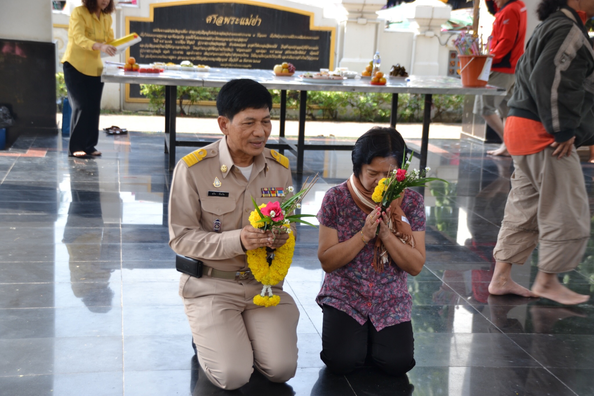 #สุโขทัย ดินแดนแห่งความสุข#  เปิดแล้ว “ตลาดนัดชุมชนไทยช่วยไทย คนไทยยิ้มได้” อย่างยิ่งใหญ่ ณ บริเวณหน้าจวนผู้ว่าราชการจังหวัดสุโขทัย ถนนคนเดิน ริมน้ำยม อ.เมืองสุโขทัย จ.สุโขทัย