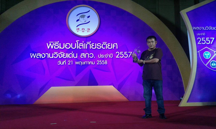 #สุโขทัย ดินแดนแห่งความสุข#สำนักงานพัฒนาชุมชนจังหวัดสุโขทัยร่วมกับกรรมการกาชาดจังหวัดสุโขทัย นำสิ่งของที่เหลือจากการจัดงานพระแม่ย่าและงานกาชาด ปี2559 มาจำหน่ายให้แก่ประชาชนในราคาต้นทุน เพื่อคืนความสุขให้แก่ประชาชน ตามโครงการตลาดนัดชุมชน ไทยช่วยไทย คนไทยยิ