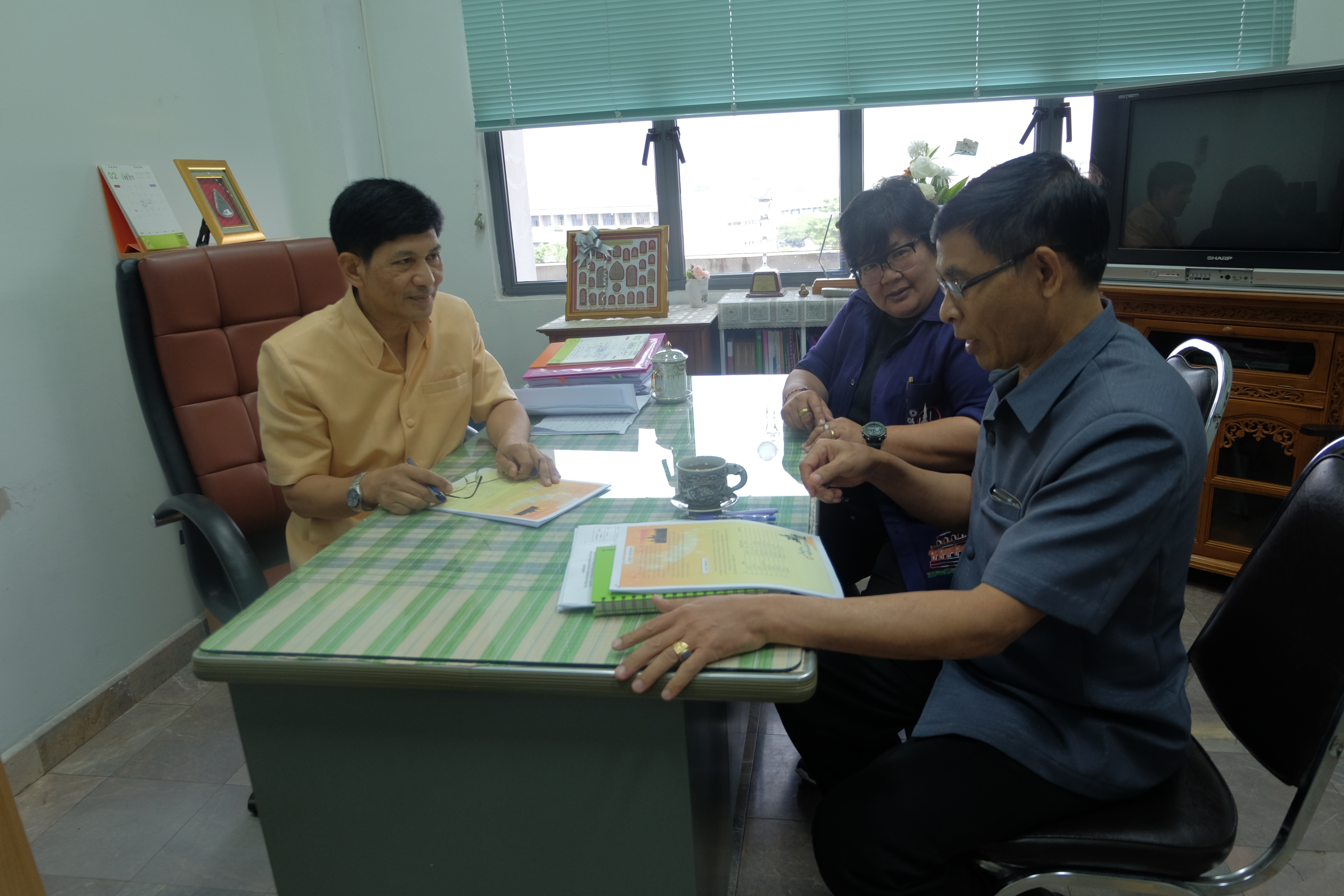 #สุโขทัย ดินแดนแห่งความสุข#บรรยากาศตลาดนัดชุมชนไทยช่วยไทย คนไทยยิ้มได้จังหวัดสุโขทัย หน้าจวนผู้ว่าราชการจังหวัด มีการจัดแสดงรำวงย้อนยุค มีสินค้าและร้านอาหารจากอำเภอต่างๆมาจำหน่าย และร้านค้ากาชาดคืนความสุขให้ประชาชน