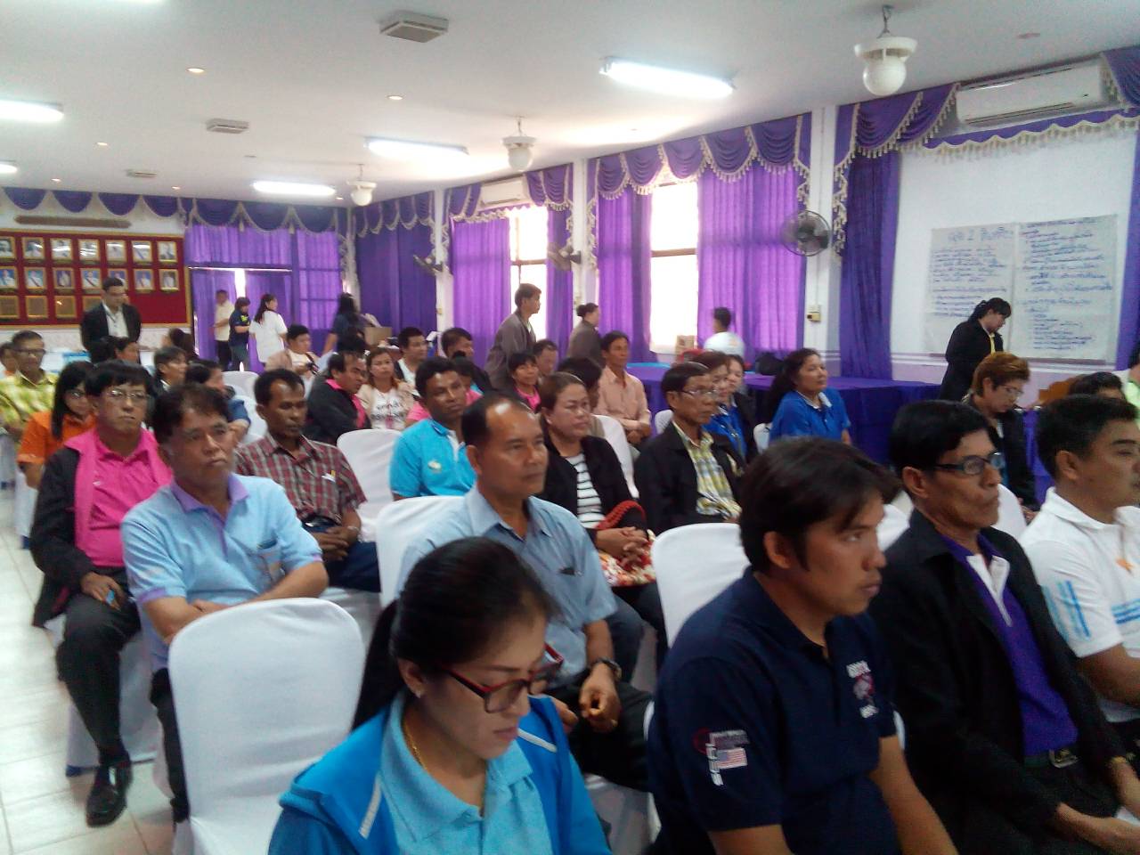 #สุโขทัย ดินแดนแห่งความสุข#บรรยากาศตลาดนัดชุมชนไทยช่วยไทย คนไทยยิ้มได้จังหวัดสุโขทัย หน้าจวนผู้ว่าราชการจังหวัด มีการจัดแสดงรำวงย้อนยุค มีสินค้าและร้านอาหารจากอำเภอต่างๆมาจำหน่าย และร้านค้ากาชาดคืนความสุขให้ประชาชน