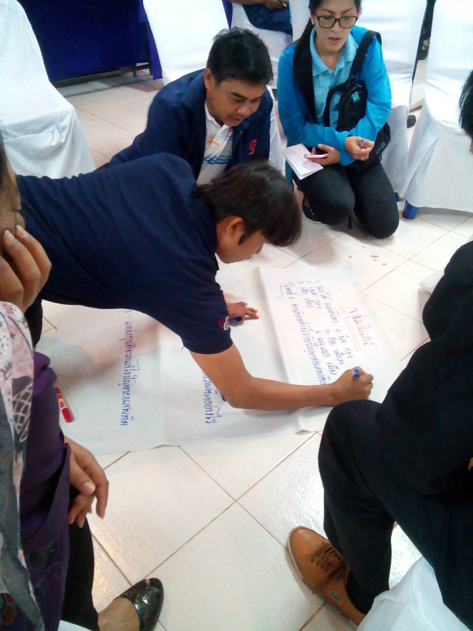 #สุโขทัย ดินแดนแห่งความสุข#บรรยากาศตลาดนัดชุมชนไทยช่วยไทย คนไทยยิ้มได้จังหวัดสุโขทัย หน้าจวนผู้ว่าราชการจังหวัด มีการจัดแสดงรำวงย้อนยุค มีสินค้าและร้านอาหารจากอำเภอต่างๆมาจำหน่าย และร้านค้ากาชาดคืนความสุขให้ประชาชน