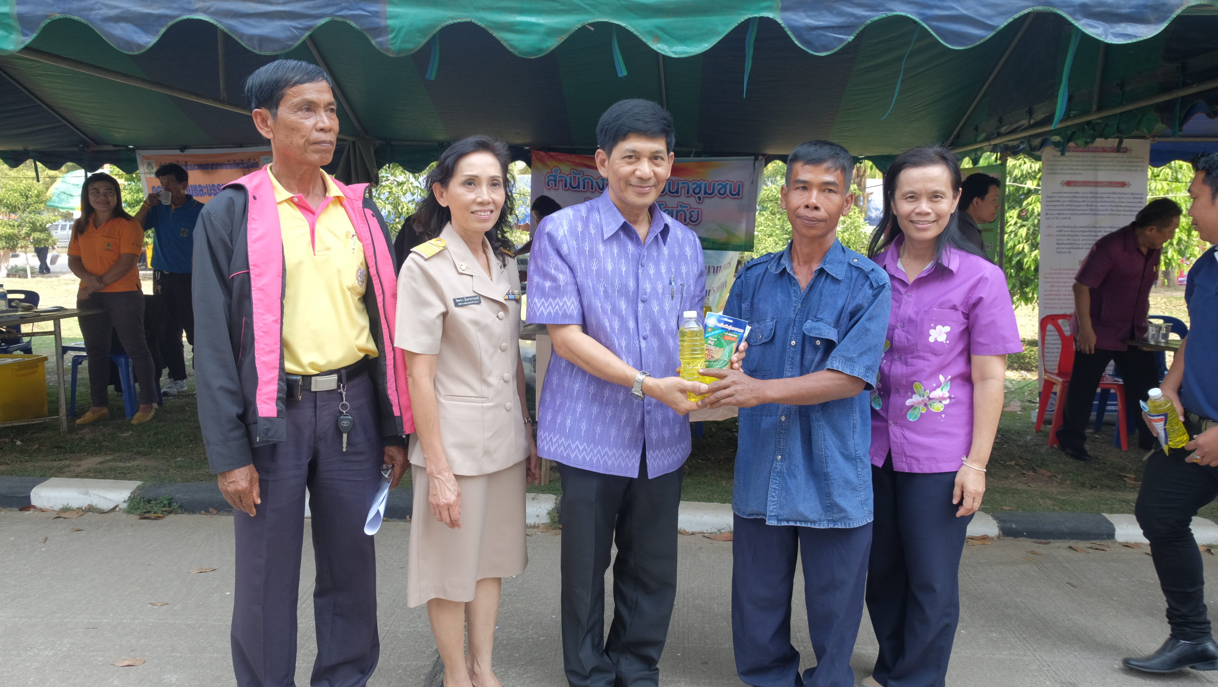 #สุโขทัย ดินแดนแห่งความสุข#เยี่ยมชมให้กำลังใจผู้ผลิต ผู้ประกอบการ พ่อค้า แม่ค้าที่นำสินค้ามาจำหน่ายในตลาดนัดชุมชน ไทยช่วยไทย คนไทยยิ้มได้