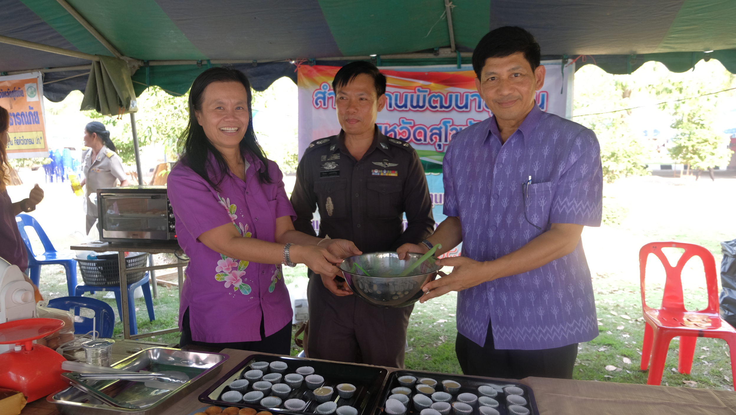 #สุโขทัย ดินแดนแห่งความสุข#เยี่ยมชมให้กำลังใจผู้ผลิต ผู้ประกอบการ พ่อค้า แม่ค้าที่นำสินค้ามาจำหน่ายในตลาดนัดชุมชน ไทยช่วยไทย คนไทยยิ้มได้