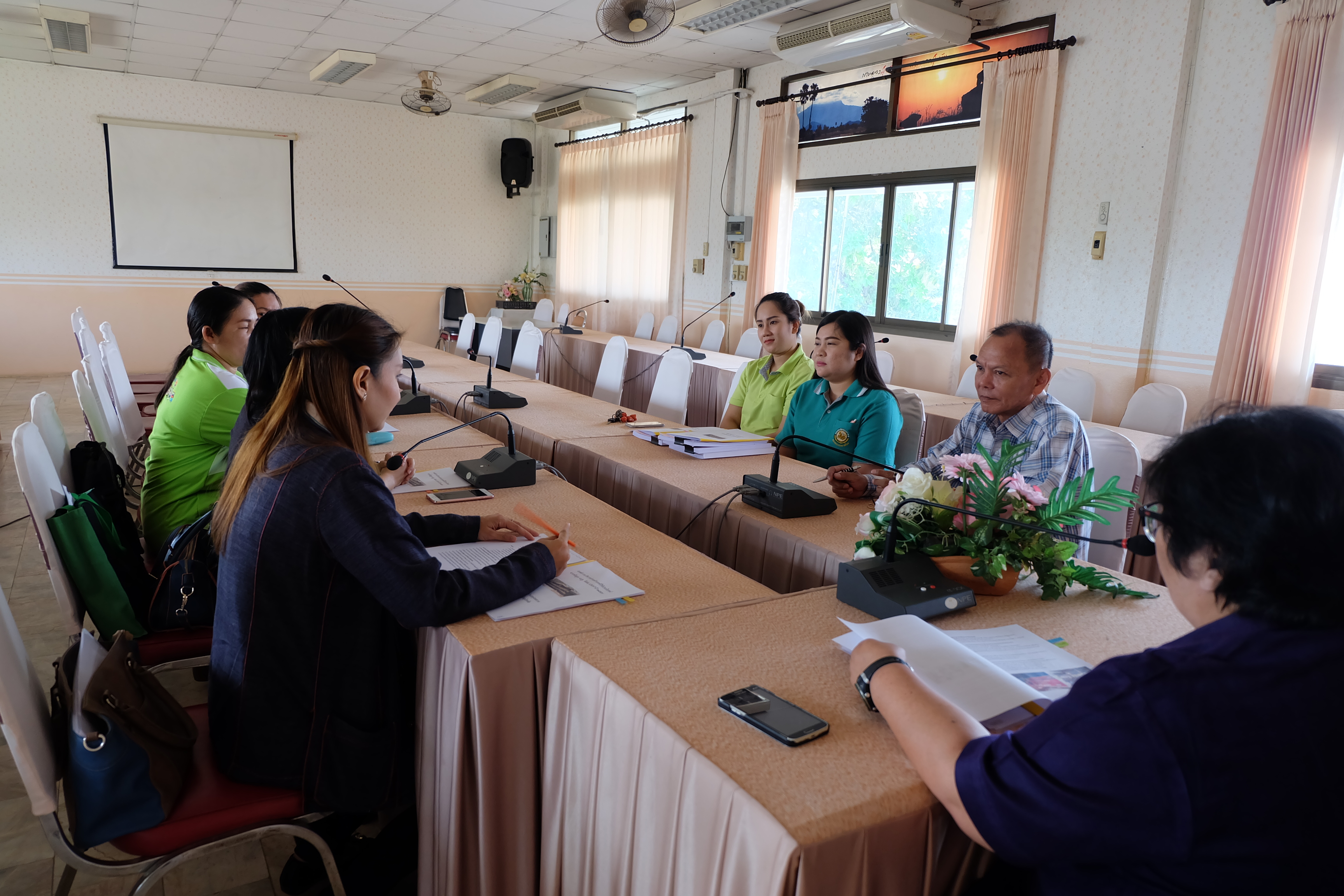 #สุโขทัย ดินแดนแห่งความสุข# การประชุมพัฒนาการอำเภอ/หัวหน้ากลุ่ม/ฝ่าย/นักวิชาการ ประจำเดือนเมษายน 2559 เพื่อสรุปผลการดำเนินงาน และกำกับ ติดตาม สนับสนุนการดำเนินงานขับเคลื่อนภารกิจตามยุทธศาสตร์กรมฯ และร่วมรับชมวีดีโอเพื่อสร้างความรู้ความเข้าใจการขับเคลื่อน
