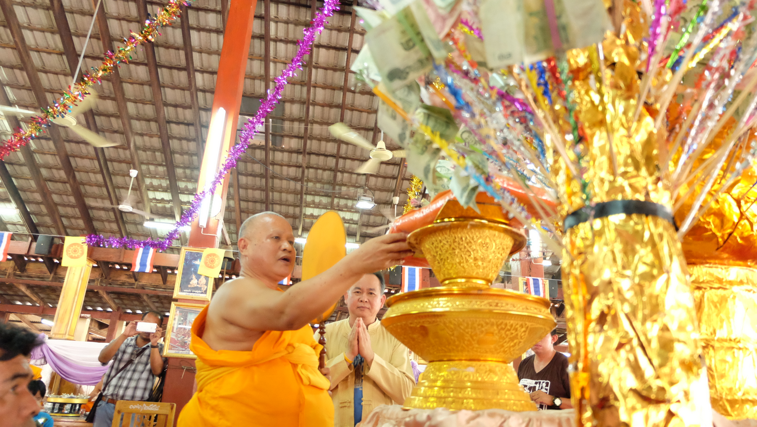 #สุโขทัย ดินแดนแห่งความสุข# ร่วมเปิดศูนย์อำนวยการความปลอดภัยทางถนนช่วงเทศกาลสงกรานต์ประจำปี 2559 โดยมีนายสุวิน พึ่งเงิน พัฒนาการจังหวัดสุโขทัย ร่วมพิธีเปิดด้วย เพื่อเป็นการรณรงค์ป้องกันและลดอุบัติเหตุทางถนน และส่งเสริมให้เกิดความปลอดภัยในการเดินทางของประช