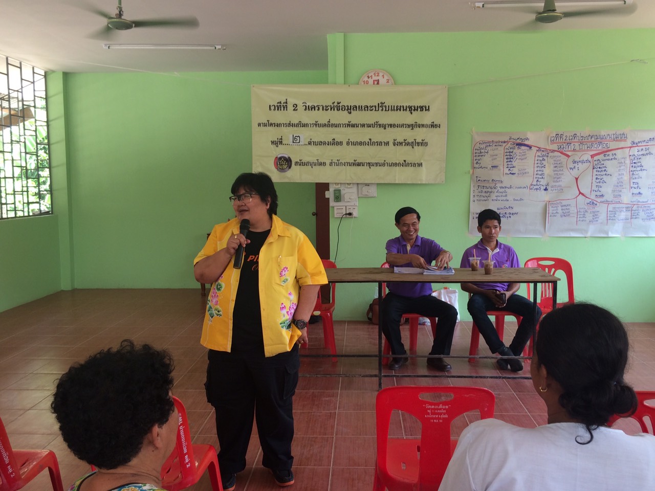 #สุโขทัย ดินแดนแห่งความสุข# นายสุวิน  พึ่งเงิน  พัฒนาการจังหวัดสุโขทัย  ร่วมประชุมกับพลเอกนิพนธ์  ภารัญนิตย์  ที่ปรึกษาโครงการพัฒนาตามพระราชดำริ  เพื่อส่งเสริมสนับสนุนการดำเนินงานตามโครงการพระราชดำริ หมู่ 1 ต.กง อ.กงไกรลาศ จ.สุโขทัย โดยมีพัฒนาการอำเภอกงไก