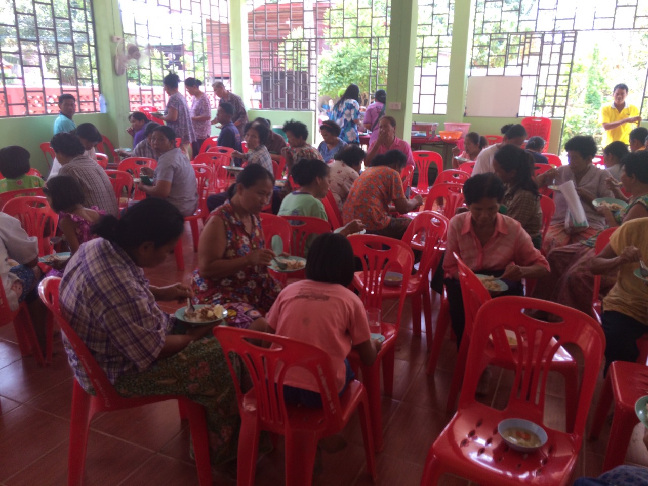#สุโขทัย ดินแดนแห่งความสุข# นายสุวิน  พึ่งเงิน  พัฒนาการจังหวัดสุโขทัย  ร่วมประชุมกับพลเอกนิพนธ์  ภารัญนิตย์  ที่ปรึกษาโครงการพัฒนาตามพระราชดำริ  เพื่อส่งเสริมสนับสนุนการดำเนินงานตามโครงการพระราชดำริ หมู่ 1 ต.กง อ.กงไกรลาศ จ.สุโขทัย โดยมีพัฒนาการอำเภอกงไก