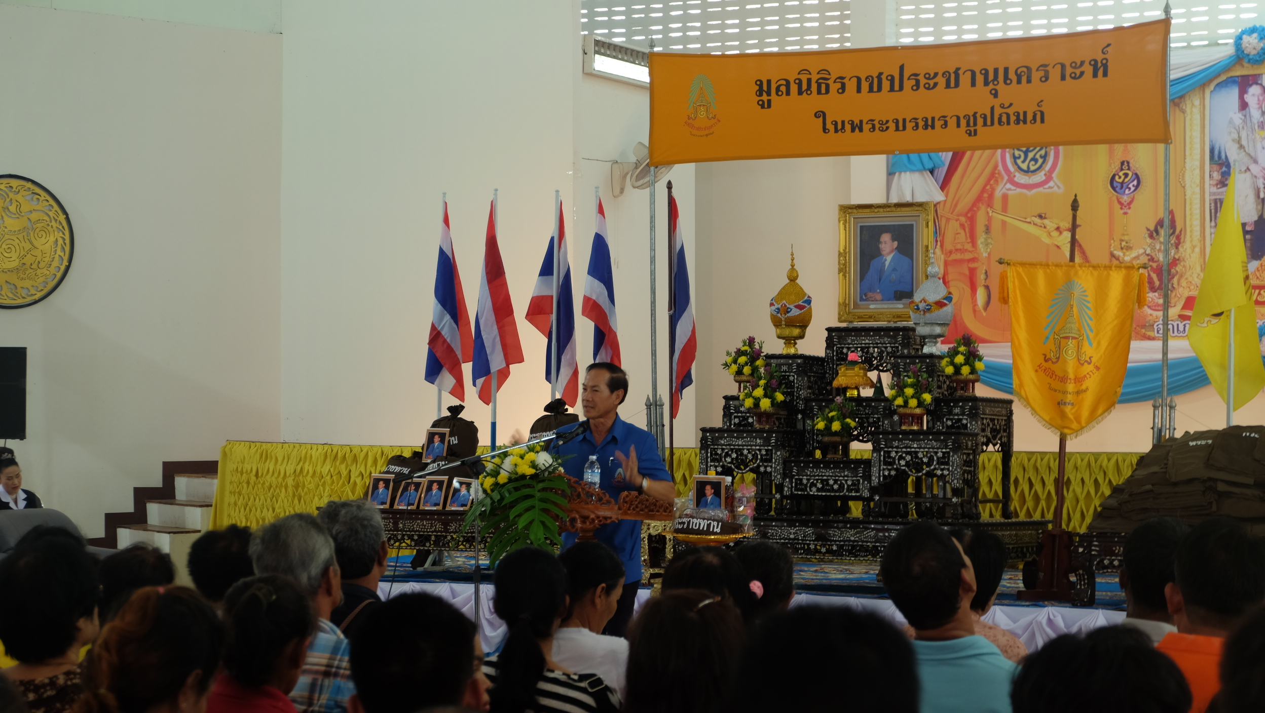 #สุโขทัย ดินแดนแห่งความสุข#วันที่ 22 กันยายน  2559 นายสุวิน  พึ่งเงิน  พัฒนาการจังหวัดสุโขทัย ร่วมพิธีมอบเครื่องอุปโภคแก่ราษฎรผู้ประสบอุทกภัย ซึ่งทางมูลนิธิราชประชานุเคราะห์ในพระบรมราชูปถัมภ์ นำโดยพลตำรวจตรี อรรถกฤษณ์  ธารีฉัตร และนายกองเอก