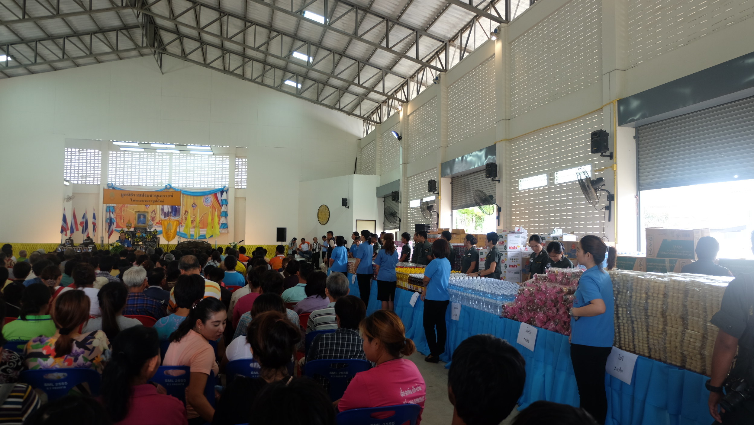 #สุโขทัย ดินแดนแห่งความสุข#วันที่ 22 กันยายน  2559 นายสุวิน  พึ่งเงิน  พัฒนาการจังหวัดสุโขทัย ร่วมพิธีมอบเครื่องอุปโภคแก่ราษฎรผู้ประสบอุทกภัย ซึ่งทางมูลนิธิราชประชานุเคราะห์ในพระบรมราชูปถัมภ์ นำโดยพลตำรวจตรี อรรถกฤษณ์  ธารีฉัตร และนายกองเอก