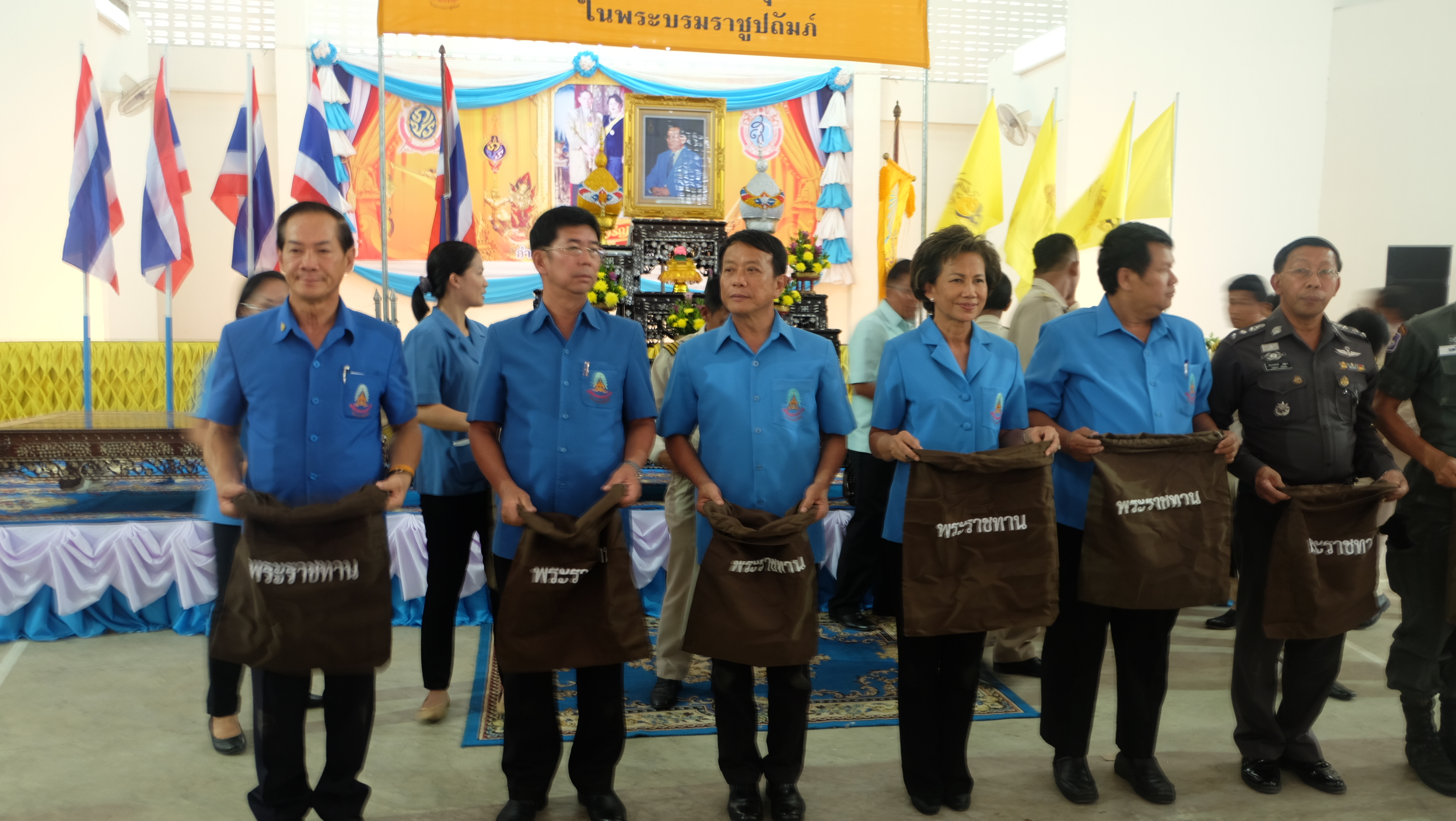 #สุโขทัย ดินแดนแห่งความสุข#วันที่ 22 กันยายน  2559 นายสุวิน  พึ่งเงิน  พัฒนาการจังหวัดสุโขทัย ร่วมพิธีมอบเครื่องอุปโภคแก่ราษฎรผู้ประสบอุทกภัย ซึ่งทางมูลนิธิราชประชานุเคราะห์ในพระบรมราชูปถัมภ์ นำโดยพลตำรวจตรี อรรถกฤษณ์  ธารีฉัตร และนายกองเอก