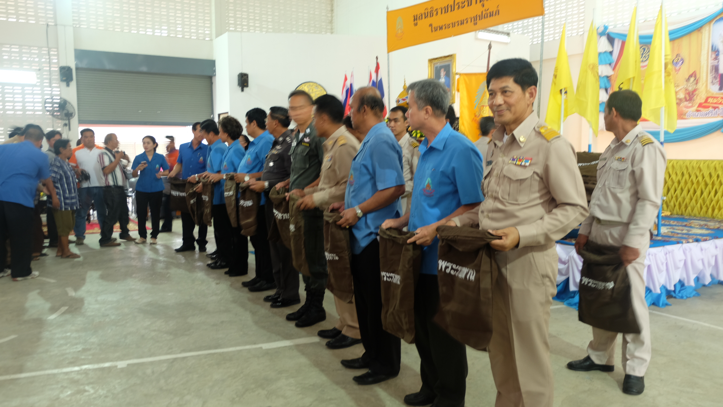 #สุโขทัย ดินแดนแห่งความสุข#วันที่ 22 กันยายน  2559 นายสุวิน  พึ่งเงิน  พัฒนาการจังหวัดสุโขทัย ร่วมพิธีมอบเครื่องอุปโภคแก่ราษฎรผู้ประสบอุทกภัย ซึ่งทางมูลนิธิราชประชานุเคราะห์ในพระบรมราชูปถัมภ์ นำโดยพลตำรวจตรี อรรถกฤษณ์  ธารีฉัตร และนายกองเอก