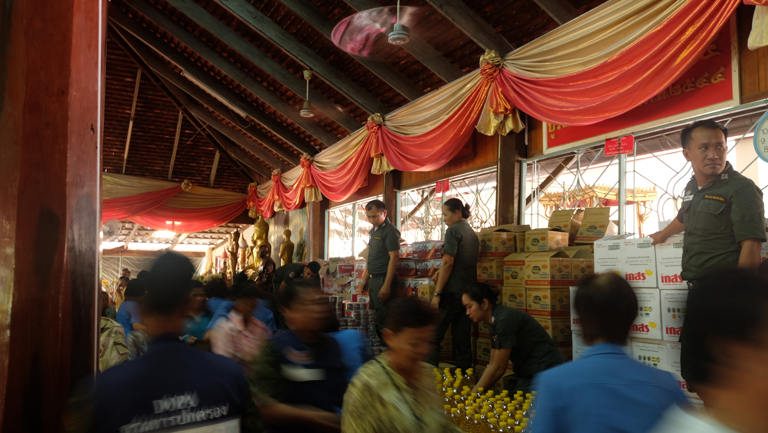 #สุโขทัย ดินแดนแห่งความสุข#วันที่ 23 กันยายน 2559 นายสุวิน  พึ่งเงิน  พัฒนาการจังหวัดสุโขทัย  ร่วมพิธีมอบเครื่องอุปโภคแก่ราษฎรผู้ประสบอุทกภัย ซึ่งทางมูลนิธิราชประชานุเคราะห์ในพระบรมราชูปถัมภ์ นำโดยพลตำรวจตรี อรรถกฤษณ์  ธารีฉัตร และนายกองเอก