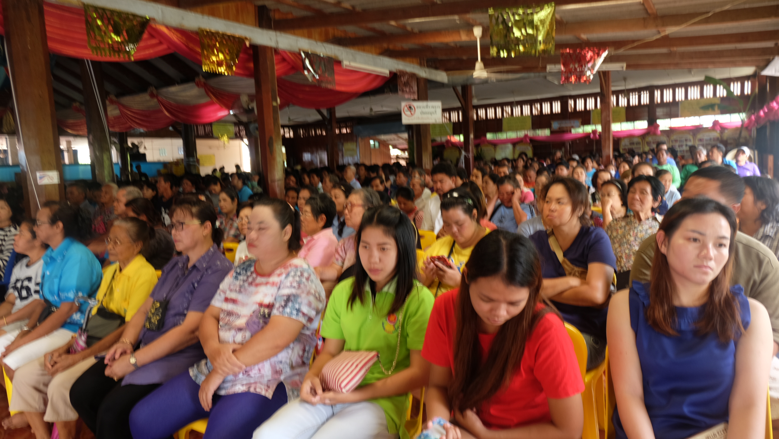 #สุโขทัย ดินแดนแห่งความสุข#วันที่ 23 กันยายน 2559 นายสุวิน  พึ่งเงิน  พัฒนาการจังหวัดสุโขทัย  ร่วมพิธีมอบเครื่องอุปโภคแก่ราษฎรผู้ประสบอุทกภัย ซึ่งทางมูลนิธิราชประชานุเคราะห์ในพระบรมราชูปถัมภ์ นำโดยพลตำรวจตรี อรรถกฤษณ์  ธารีฉัตร และนายกองเอก