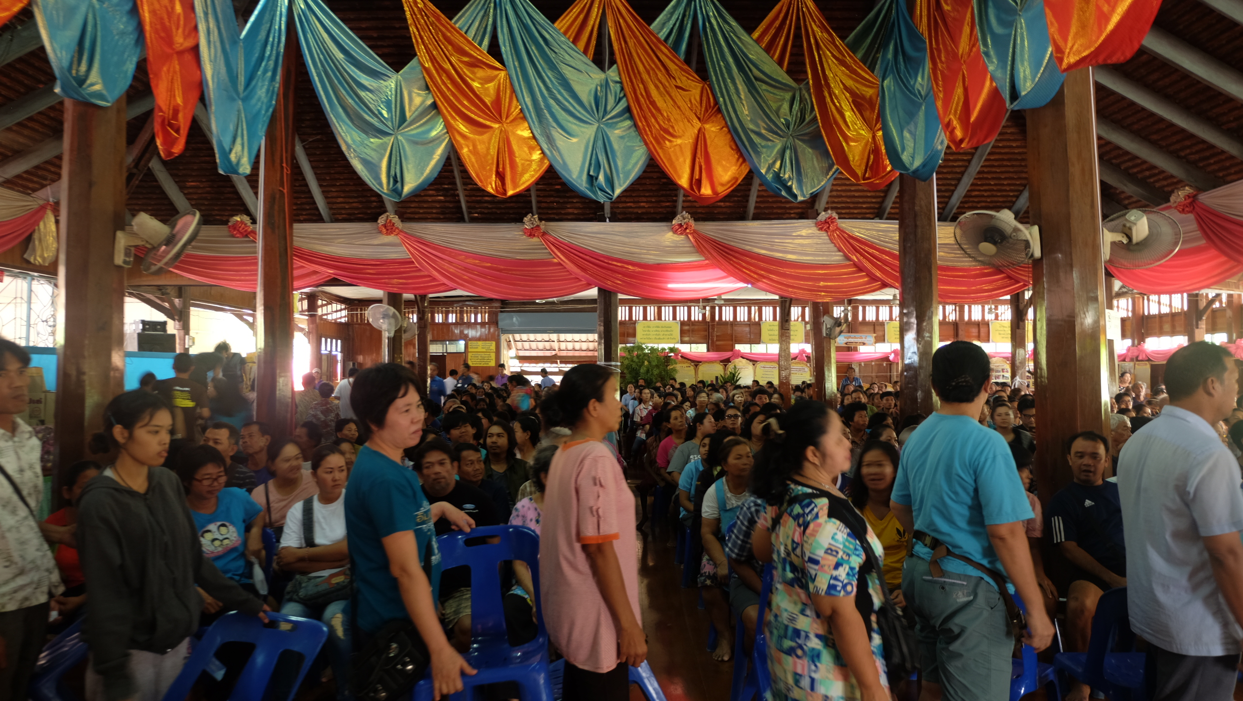 #สุโขทัย ดินแดนแห่งความสุข#วันที่ 23 กันยายน 2559 นายสุวิน  พึ่งเงิน  พัฒนาการจังหวัดสุโขทัย  ร่วมพิธีมอบเครื่องอุปโภคแก่ราษฎรผู้ประสบอุทกภัย ซึ่งทางมูลนิธิราชประชานุเคราะห์ในพระบรมราชูปถัมภ์ นำโดยพลตำรวจตรี อรรถกฤษณ์  ธารีฉัตร และนายกองเอก