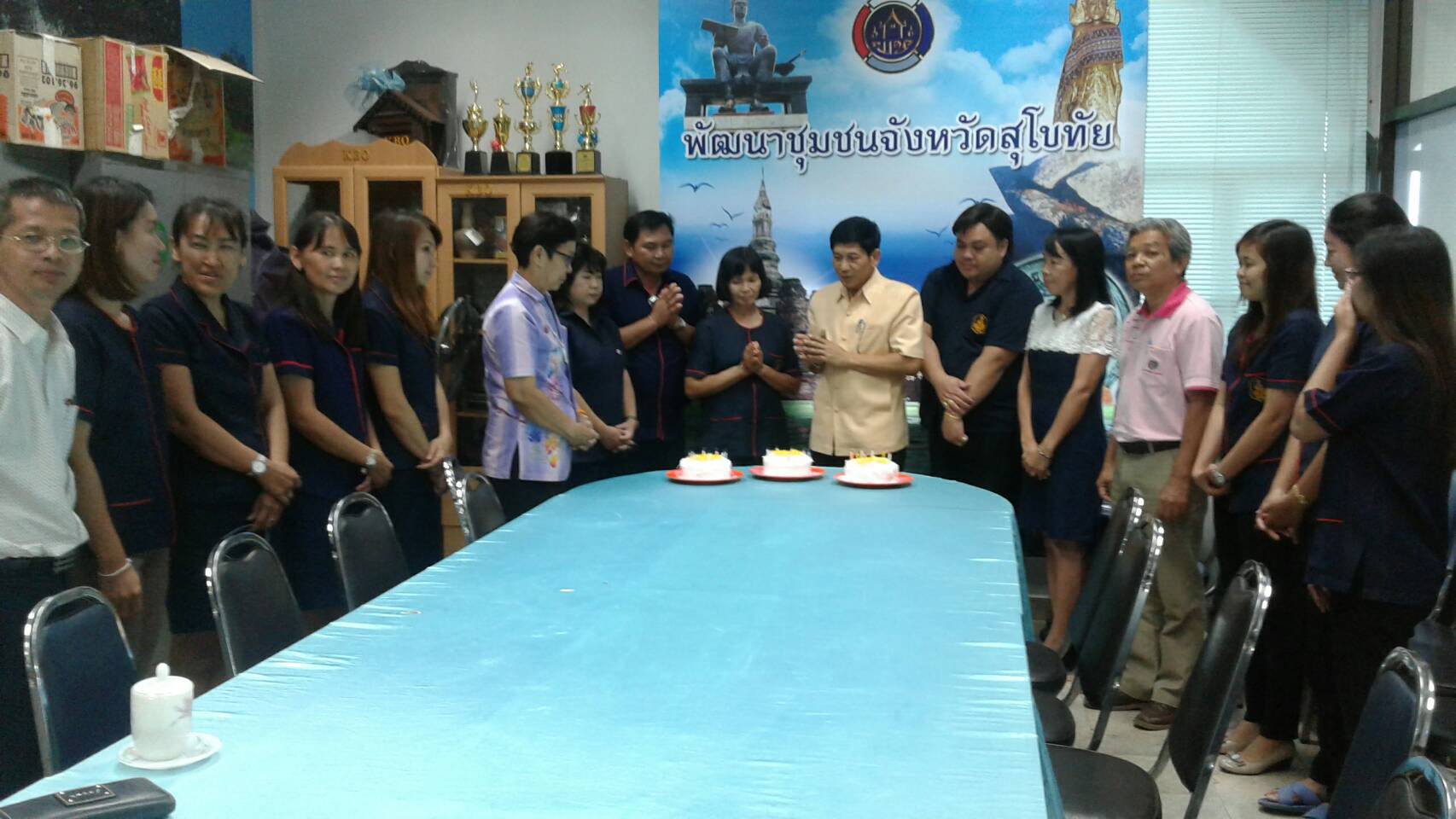 #สุโขทัย ดินแดนแห่งความสุข#วันที่ 27 กันยายน  2559 นายสุวิน  พึ่งเงิน พัฒนาการจังหวัดสุโขทัยอวยพรเนื่องในวันคล้ายวันเกิดของเจ้าหน้าที่พัฒนาชุมชน จังหวัดสุโขทัยจำนวน 3 คนเพื่อเป็นการสร้างขวัญและกำลังใจให้กับบุคลากรขององค์กร