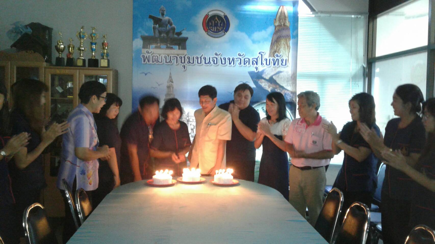 #สุโขทัย ดินแดนแห่งความสุข#วันที่ 27 กันยายน  2559 นายสุวิน  พึ่งเงิน พัฒนาการจังหวัดสุโขทัยอวยพรเนื่องในวันคล้ายวันเกิดของเจ้าหน้าที่พัฒนาชุมชน จังหวัดสุโขทัยจำนวน 3 คนเพื่อเป็นการสร้างขวัญและกำลังใจให้กับบุคลากรขององค์กร