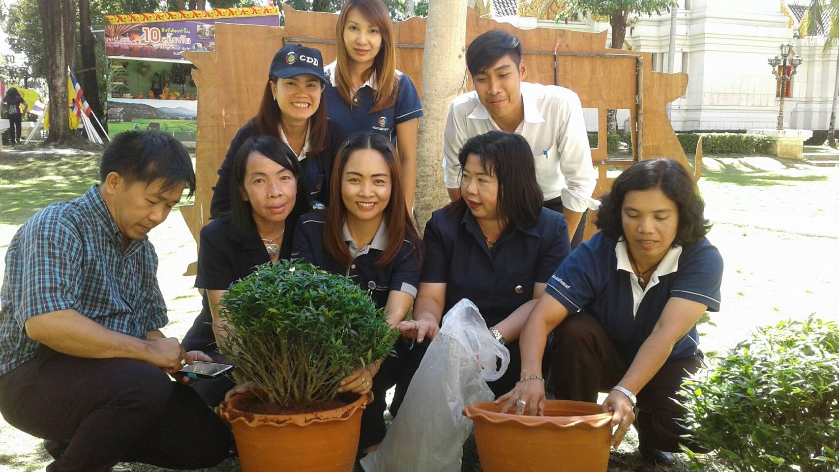 #สุโขทัย ดินแดนแห่งความสุข#วันที่ 28 กันยายน  2559 สมาชิกสหกรณ์ สอ.พช. จังหวัดสุโขทัย ร่วมกิจกรรมปรับภูมิทัศน์ของอาคารเก้าพระพุทธสุดแผ่นดิน ศาลาพระแม่ย่า อำเภอเมือง จังหวัดสุโขทัย