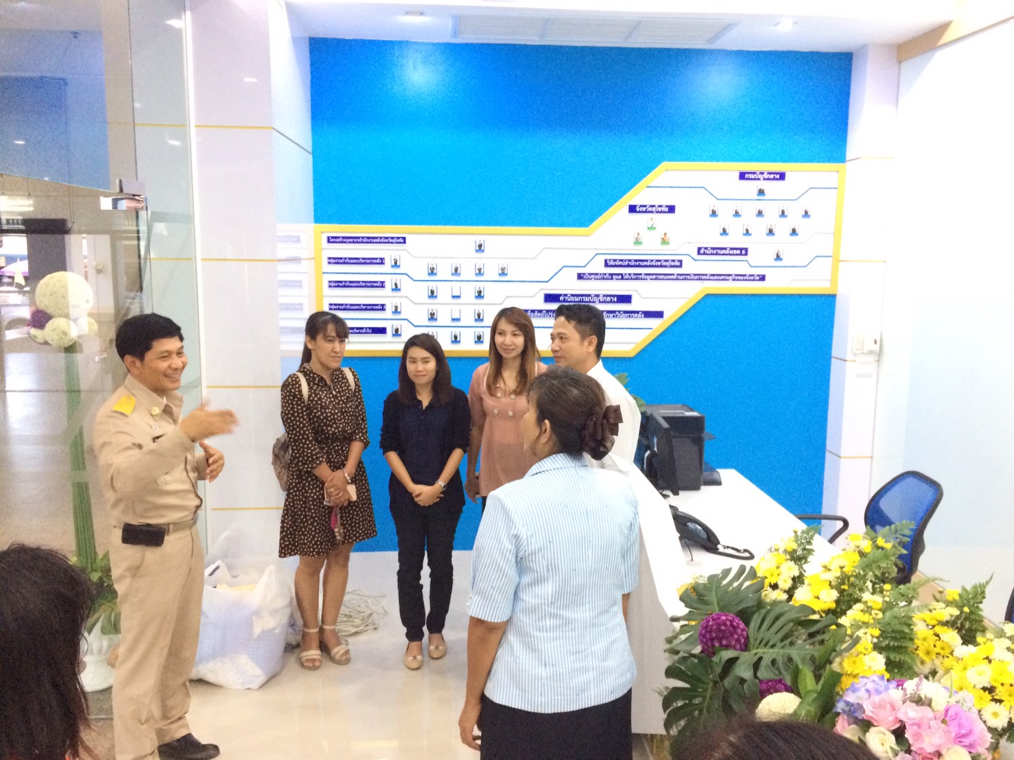 #สุโขทัย ดินแดนแห่งความสุข#นายสุวิน  พึ่งเงิน  พัฒนาการจังหวัดสุโขทัย พร้อมด้วยข้าราชการสำนักงานพัฒนาชุมชนจังหวัดสุโขทัย มอบกระเช้าดอกไม้ให้กับคลังจังหวัดสุโขทัย เนื่องในพิธีเปิดสำนักงานคลังจังหวัดสุโขทัย ณ สำนักงานคลังจังหวัดสุโขทัย ศาลากลางจังหวัดสุโขท