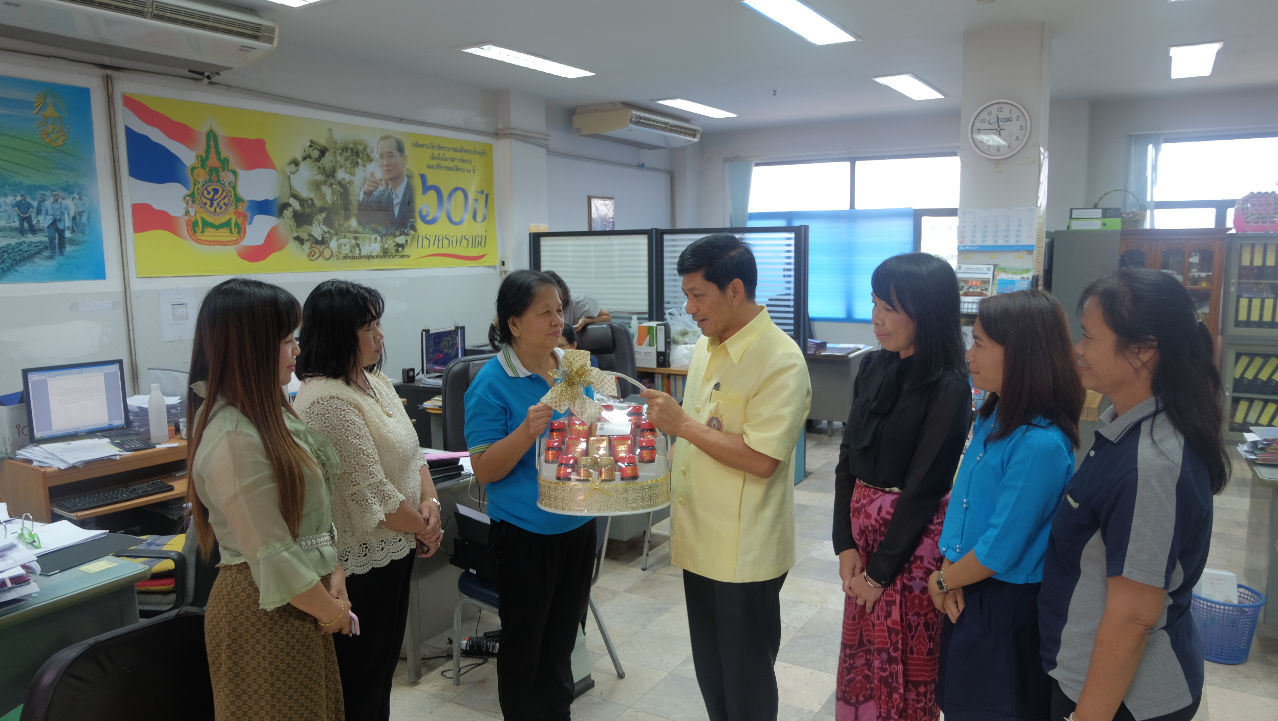 #สุโขทัย ดินแดนแห่งความสุข#วันที่ 30 กันยายน  2559 นายสุวิน  พึ่งเงิน  พัฒนาการจังหวัดสุโขทัย พร้อมด้วยข้าราชการสังกัดสำนักงานพัฒนาชุมชนจังหวัดสุโขทัย แสดงมุทิตาจิตกับเจ้าหน้าที่ปกครองจังหวัดสุโขทัยซึ่งเกษียณอายุราชการ ณ ที่ทำการปกครองจังหวัดสุโขทัย