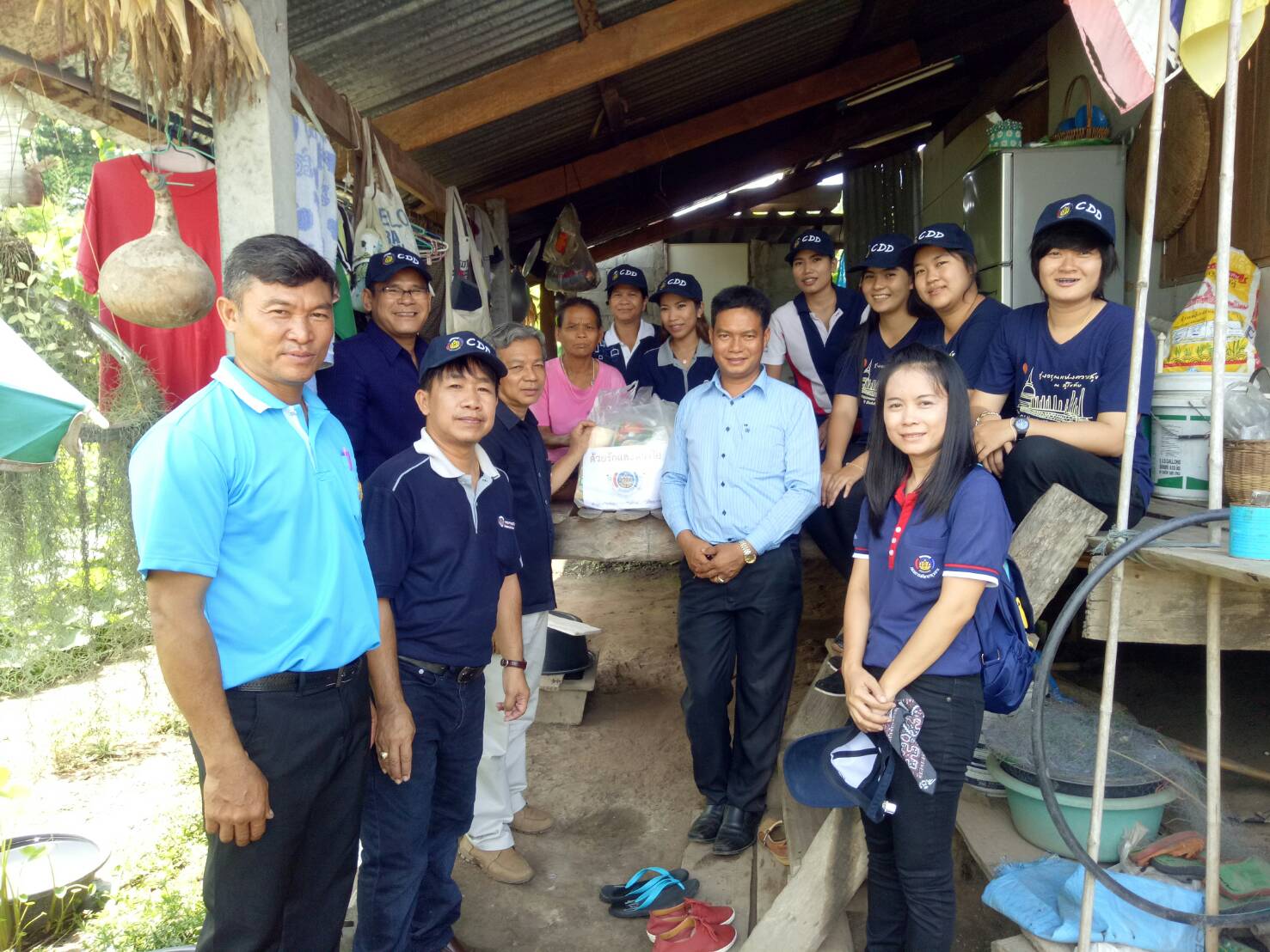 #สุโขทัย ดินแดนแห่งความสุข#วันที่ 30 กันยายน  2559  สำนักงานพัฒนาชุมชนอำเภอศรีสัชนาลัย จังหวัดสุโขทัย พร้อมด้วยนายกอบต.หนองอ้อ ผู้ใหญ่บ้านและประชาชนในหมู่บ้านเกาะน้อย  หมู่ที่ 5 ตำบลหนองอ้อ  ได้ร่วมกันทำบุญทอดผ้าป่า ถวายเพลพระ และมอบเครื่องอุปโภคบริโภคให