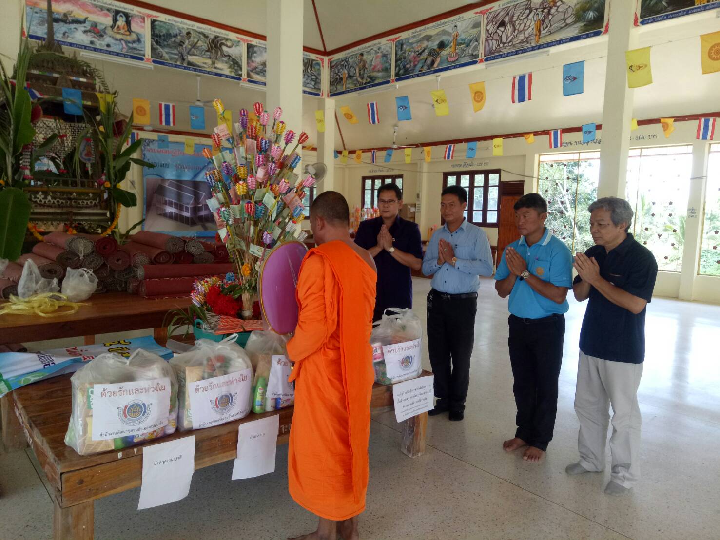 #สุโขทัย ดินแดนแห่งความสุข#วันที่ 30 กันยายน  2559  สำนักงานพัฒนาชุมชนอำเภอศรีสัชนาลัย จังหวัดสุโขทัย พร้อมด้วยนายกอบต.หนองอ้อ ผู้ใหญ่บ้านและประชาชนในหมู่บ้านเกาะน้อย  หมู่ที่ 5 ตำบลหนองอ้อ  ได้ร่วมกันทำบุญทอดผ้าป่า ถวายเพลพระ และมอบเครื่องอุปโภคบริโภคให