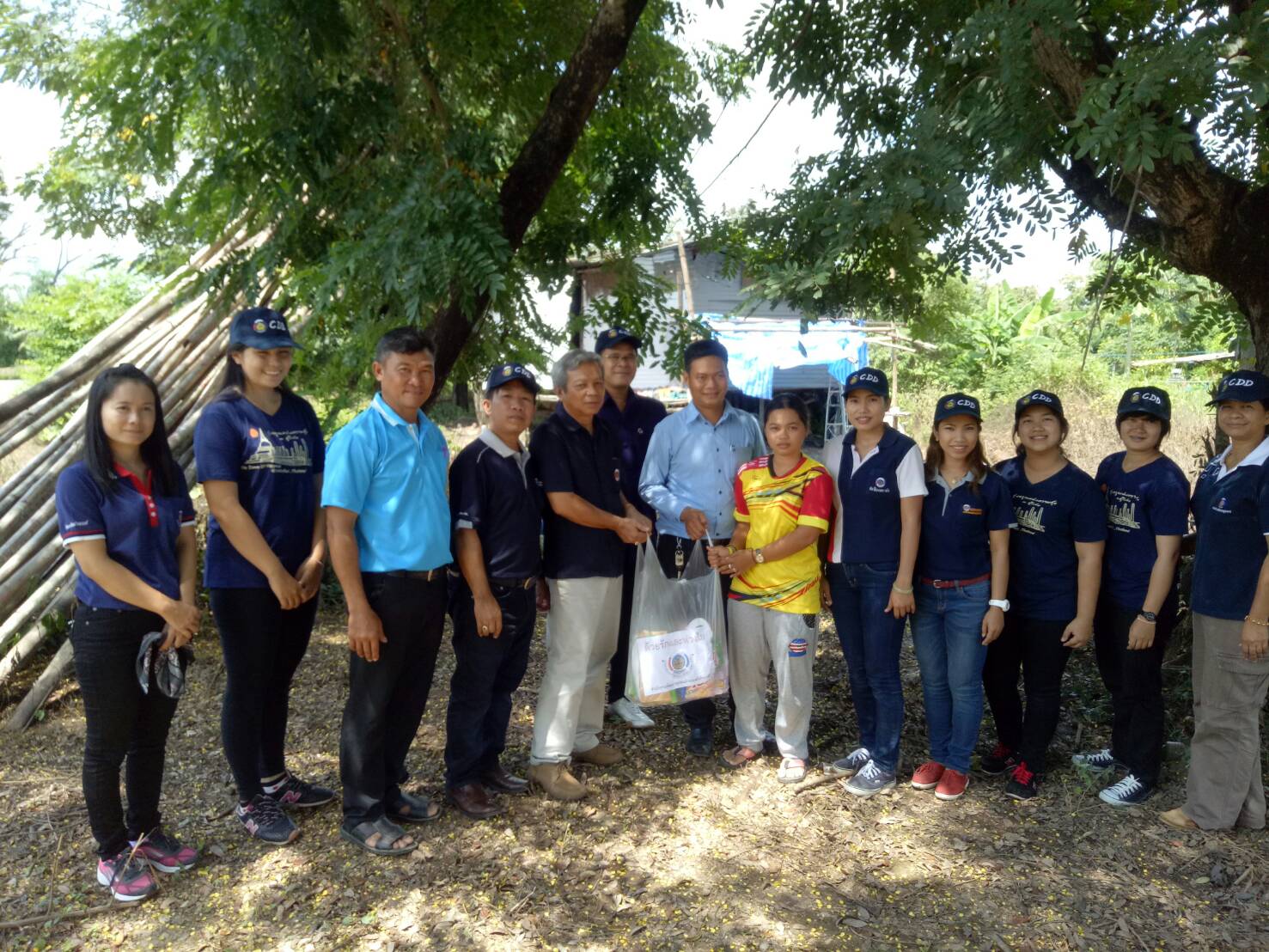 #สุโขทัย ดินแดนแห่งความสุข#วันที่ 30 กันยายน  2559  สำนักงานพัฒนาชุมชนอำเภอศรีสัชนาลัย จังหวัดสุโขทัย พร้อมด้วยนายกอบต.หนองอ้อ ผู้ใหญ่บ้านและประชาชนในหมู่บ้านเกาะน้อย  หมู่ที่ 5 ตำบลหนองอ้อ  ได้ร่วมกันทำบุญทอดผ้าป่า ถวายเพลพระ และมอบเครื่องอุปโภคบริโภคให