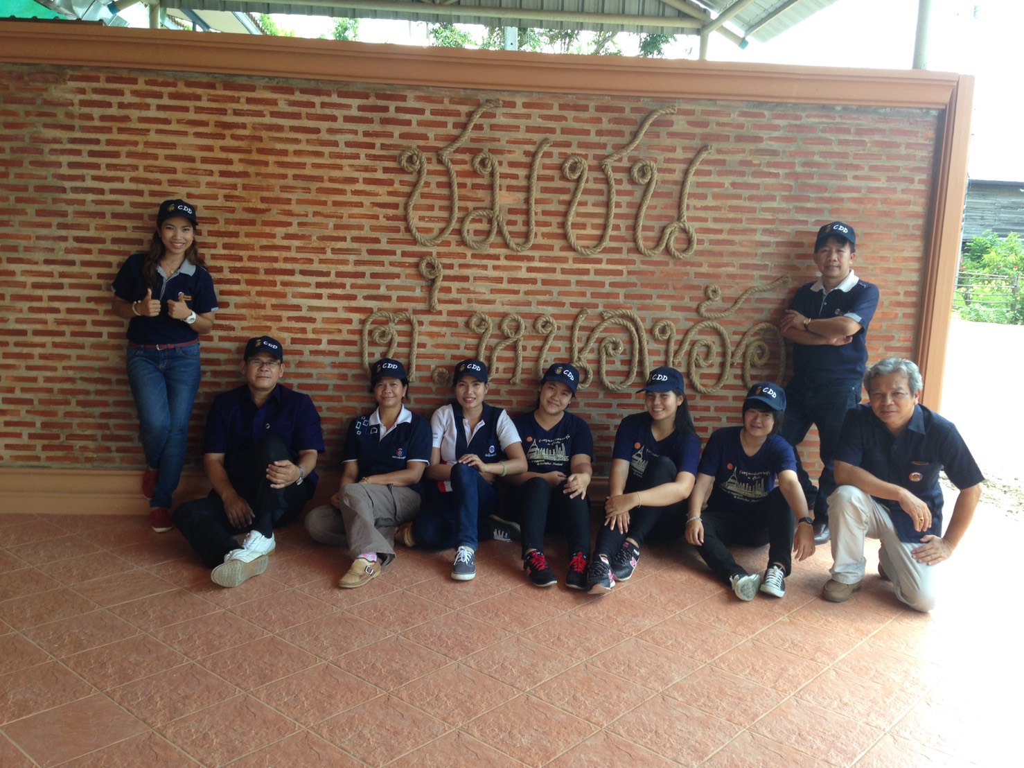 #สุโขทัย ดินแดนแห่งความสุข#วันที่ 30 กันยายน  2559  สำนักงานพัฒนาชุมชนอำเภอศรีสัชนาลัย จังหวัดสุโขทัย พร้อมด้วยนายกอบต.หนองอ้อ ผู้ใหญ่บ้านและประชาชนในหมู่บ้านเกาะน้อย  หมู่ที่ 5 ตำบลหนองอ้อ  ได้ร่วมกันทำบุญทอดผ้าป่า ถวายเพลพระ และมอบเครื่องอุปโภคบริโภคให